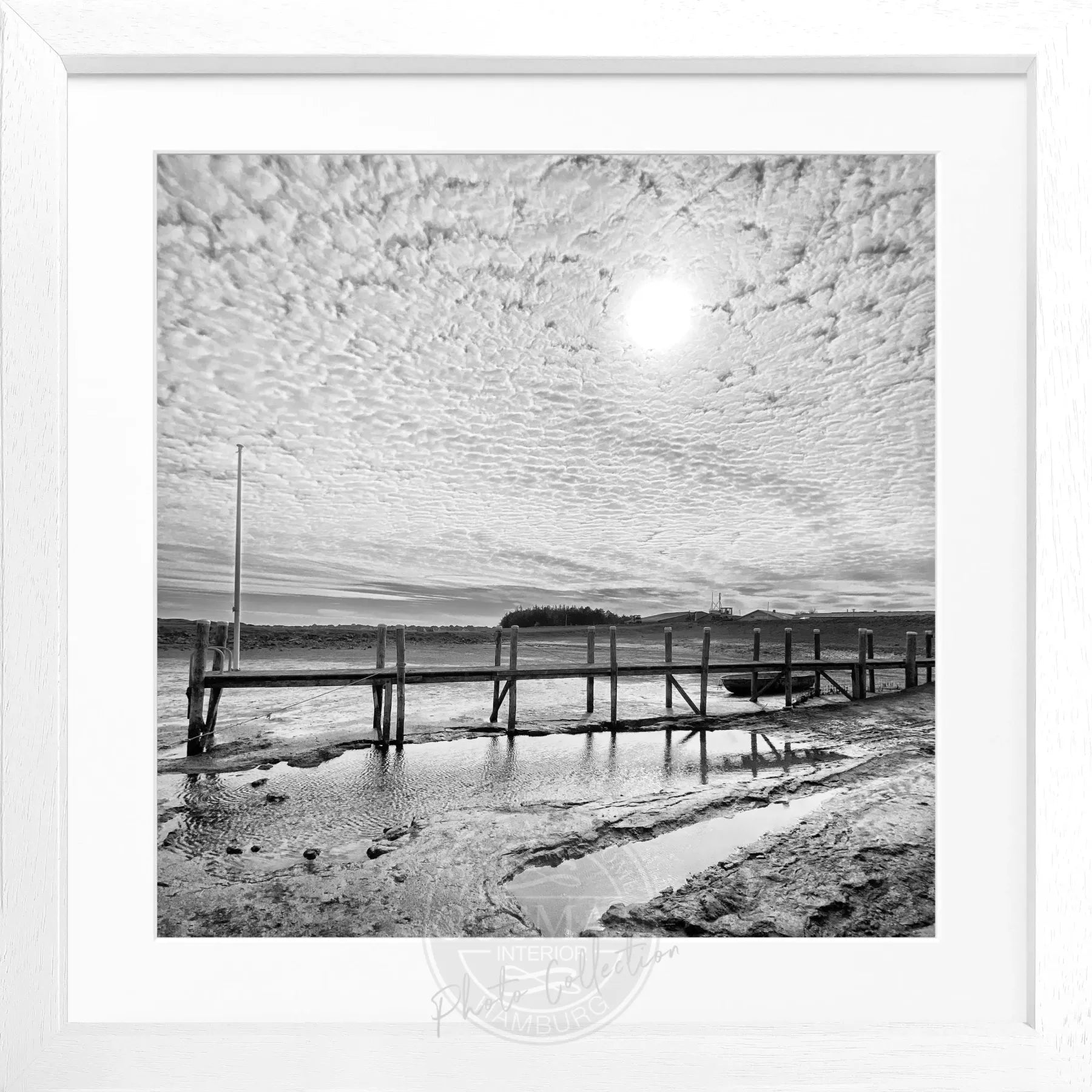 Schwarz-weiß Poster mit Rahmen, zeigt den Hafen Rantum Steg auf Sylt, von Cosman-Photocollection, quadratisch 55x55 cm