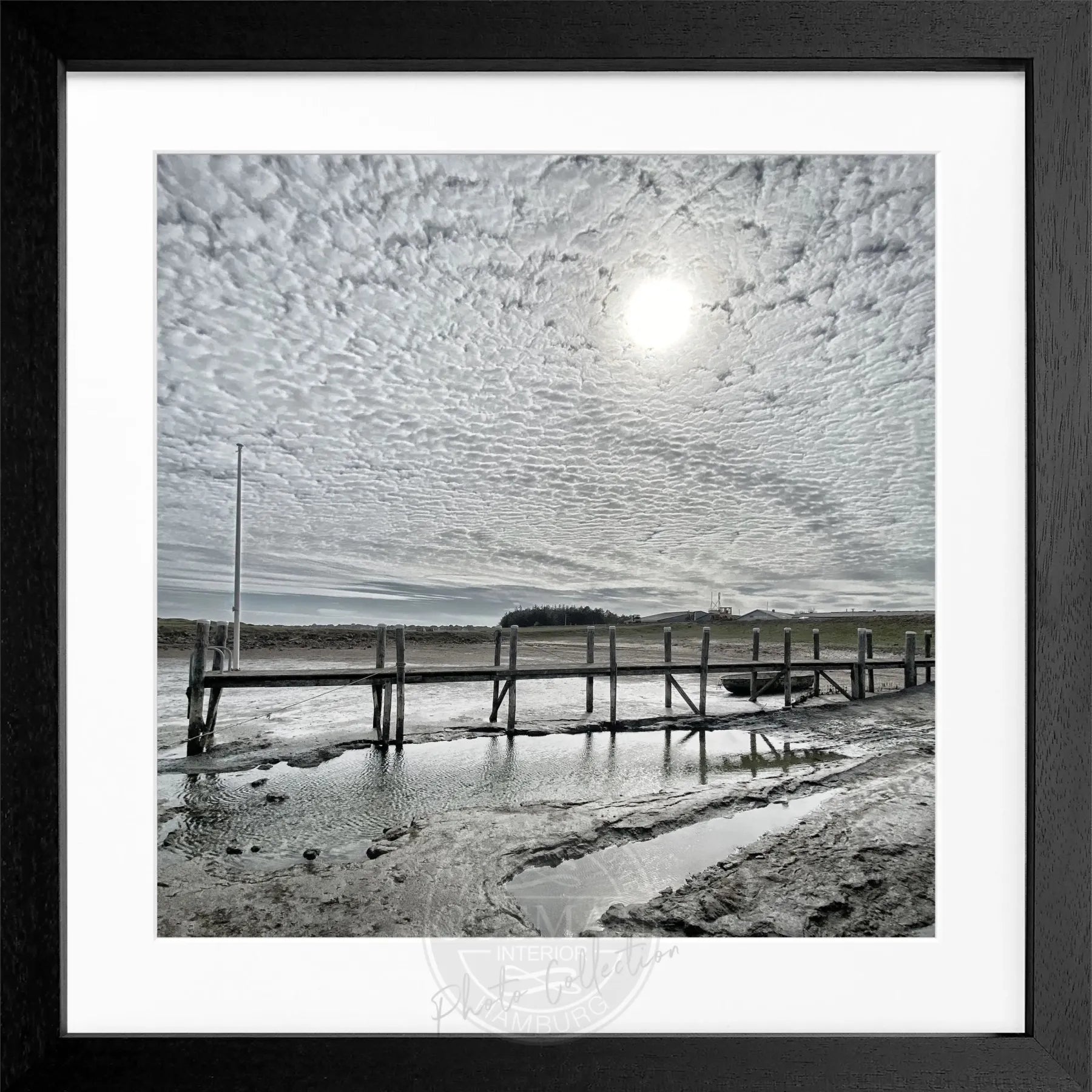 Schwarz-weiß Poster mit Rahmen von Cosman-Photocollection, zeigt den Hafen Rantum auf Sylt mit Steg, quadratisch 55x55 cm