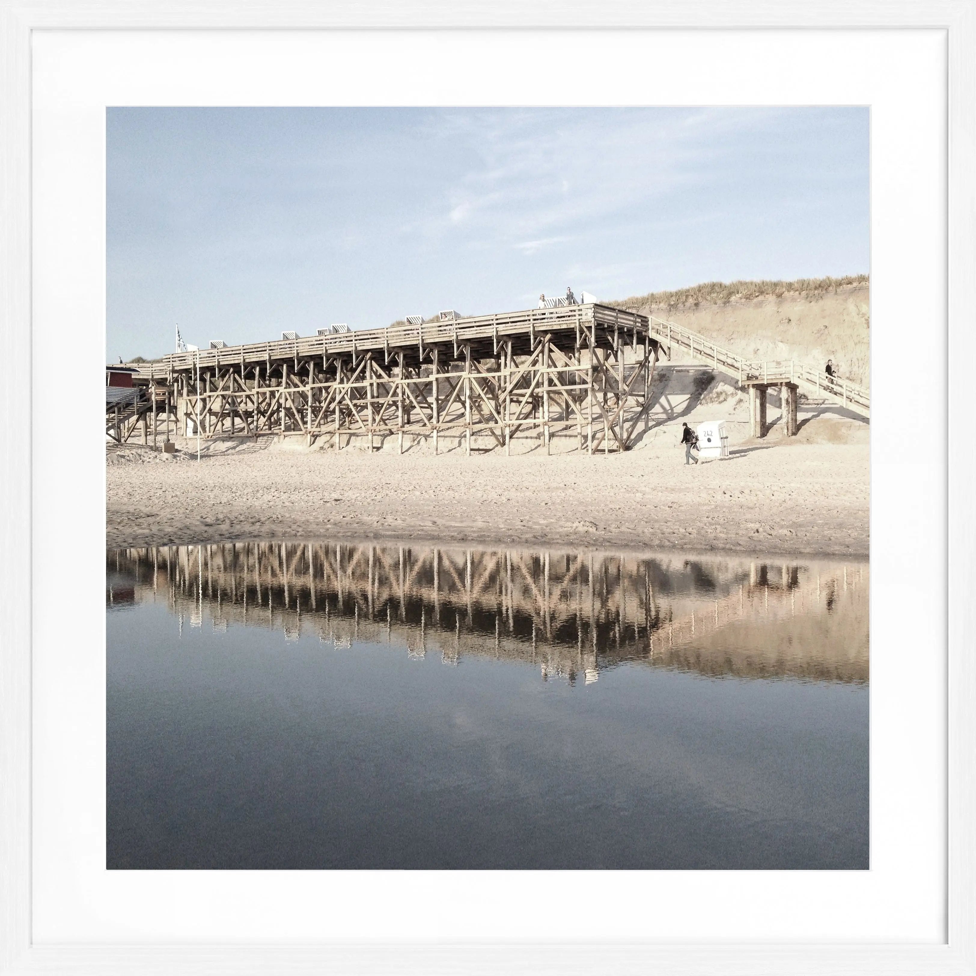 Schwarz-weiß Poster mit weißem Rahmen, zeigt den Strand Kampen auf Sylt, von Cosman-Photocollection, 55x55 cm.