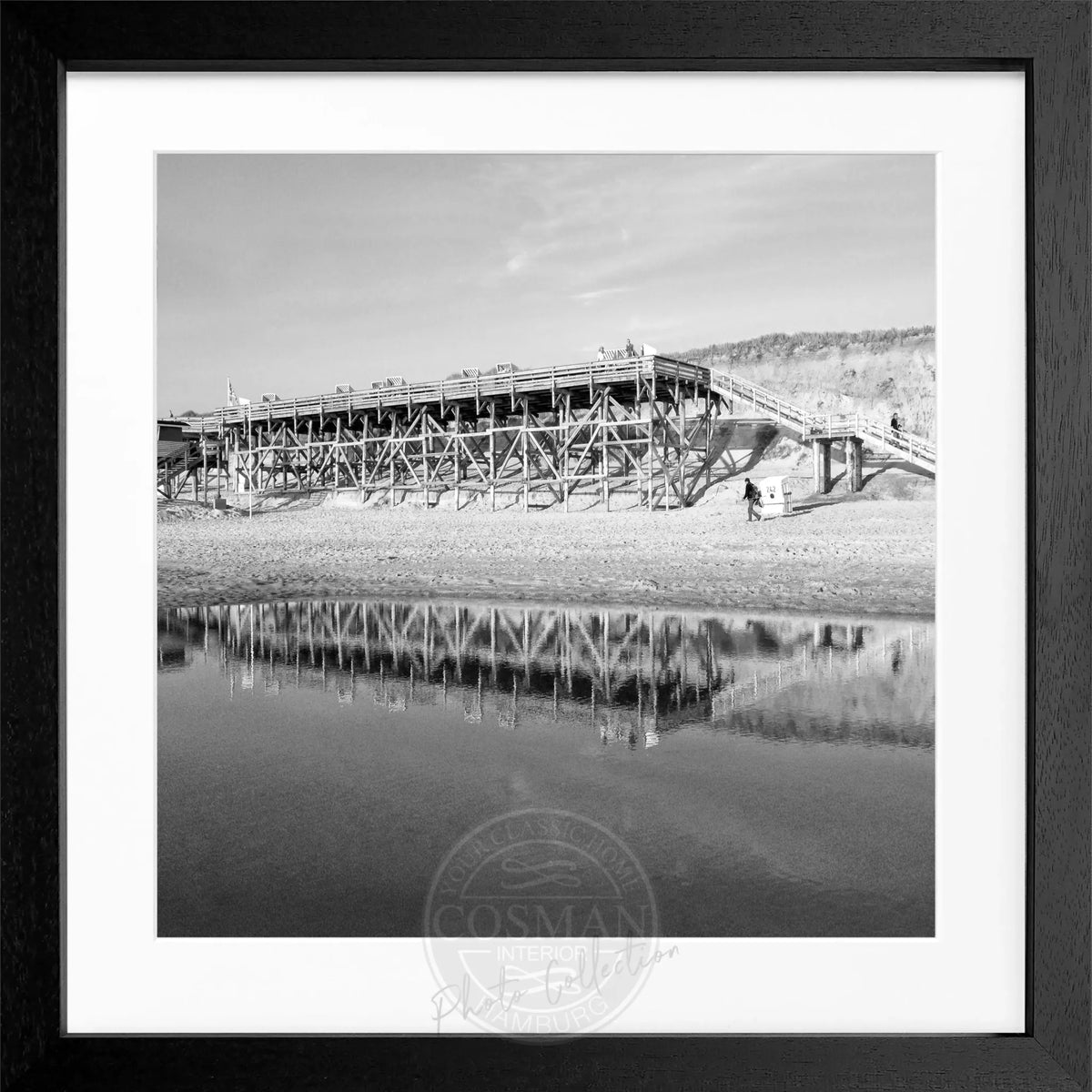 Schwarz-weiß Poster mit Rahmen, zeigt den Strand Kampen auf Sylt, von Cosman-Photocollection, quadratisch 55x55cm