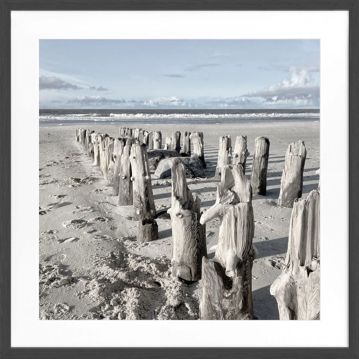 Schwarz-weiß Poster mit Rahmen von Cosman-Photocollection, Motiv vom Strand Sylt, quadratisch, 55x55cm, modern und stilvoll