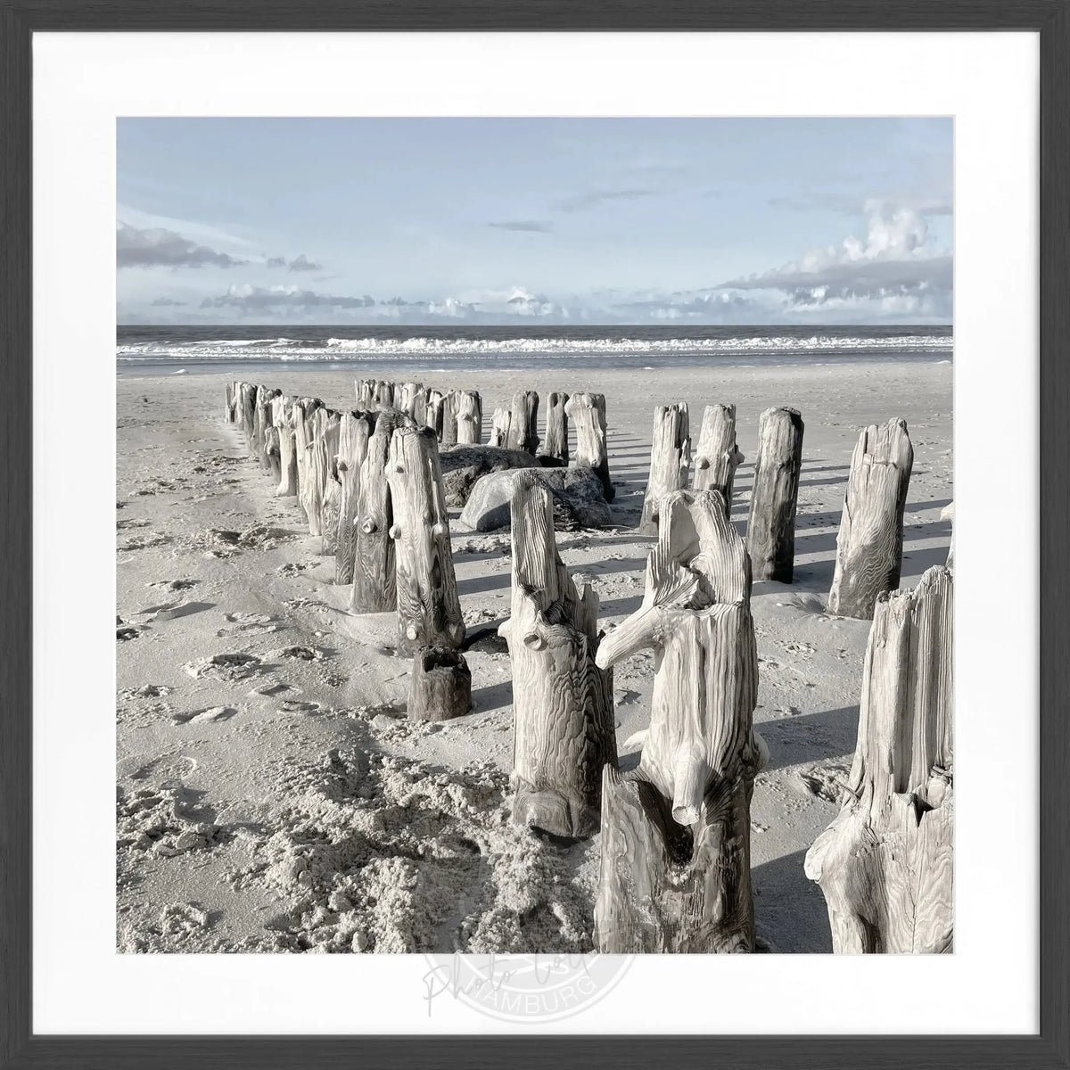 Schwarz-weiß Poster mit Rahmen von Cosman-Photocollection, Motiv vom Strand Sylt, quadratisch, 55x55cm, modern und stilvoll