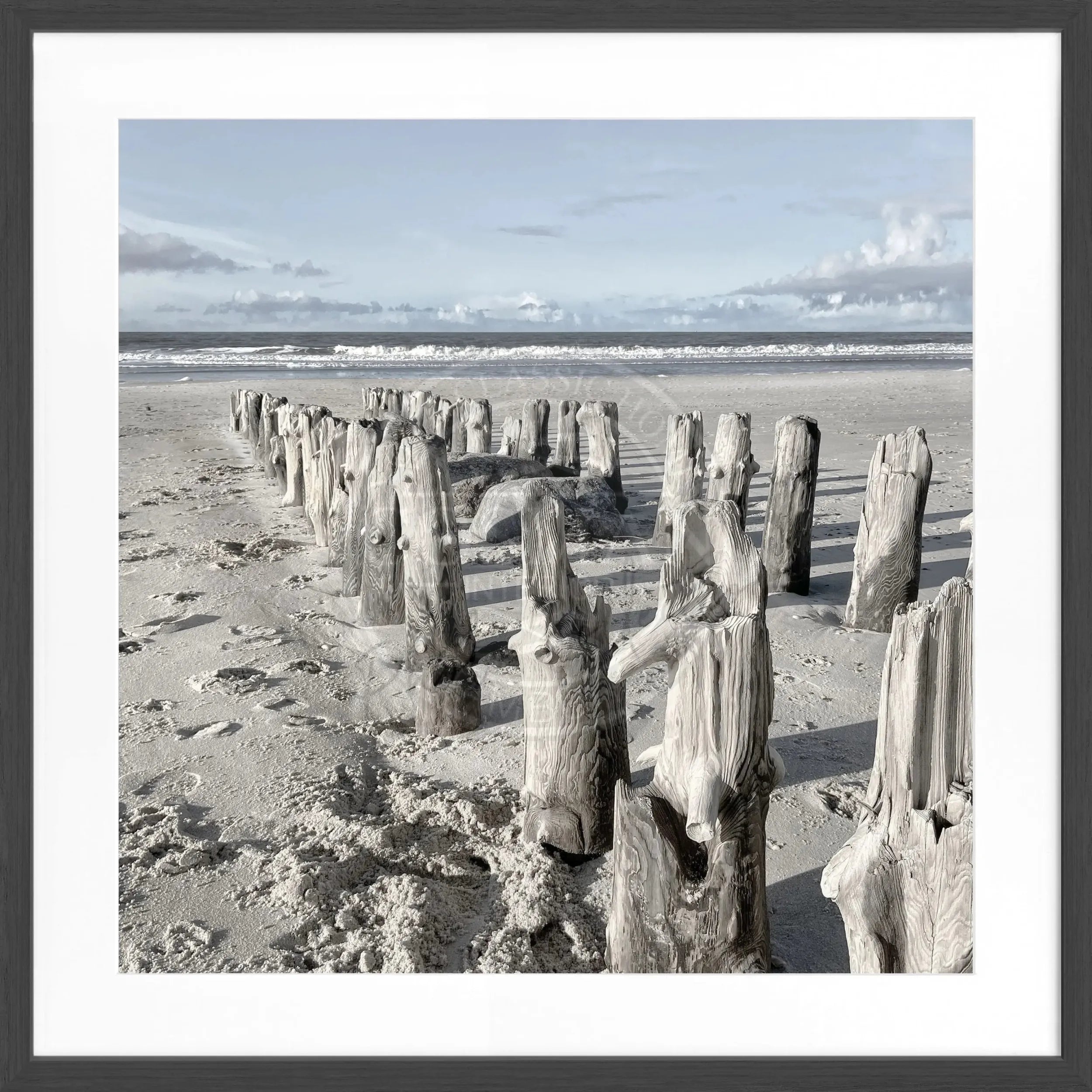 Schwarz-weiß Poster mit Rahmen von Cosman-Photocollection, Motiv vom Strand Sylt, quadratisch, 55x55cm, modern und stilvoll