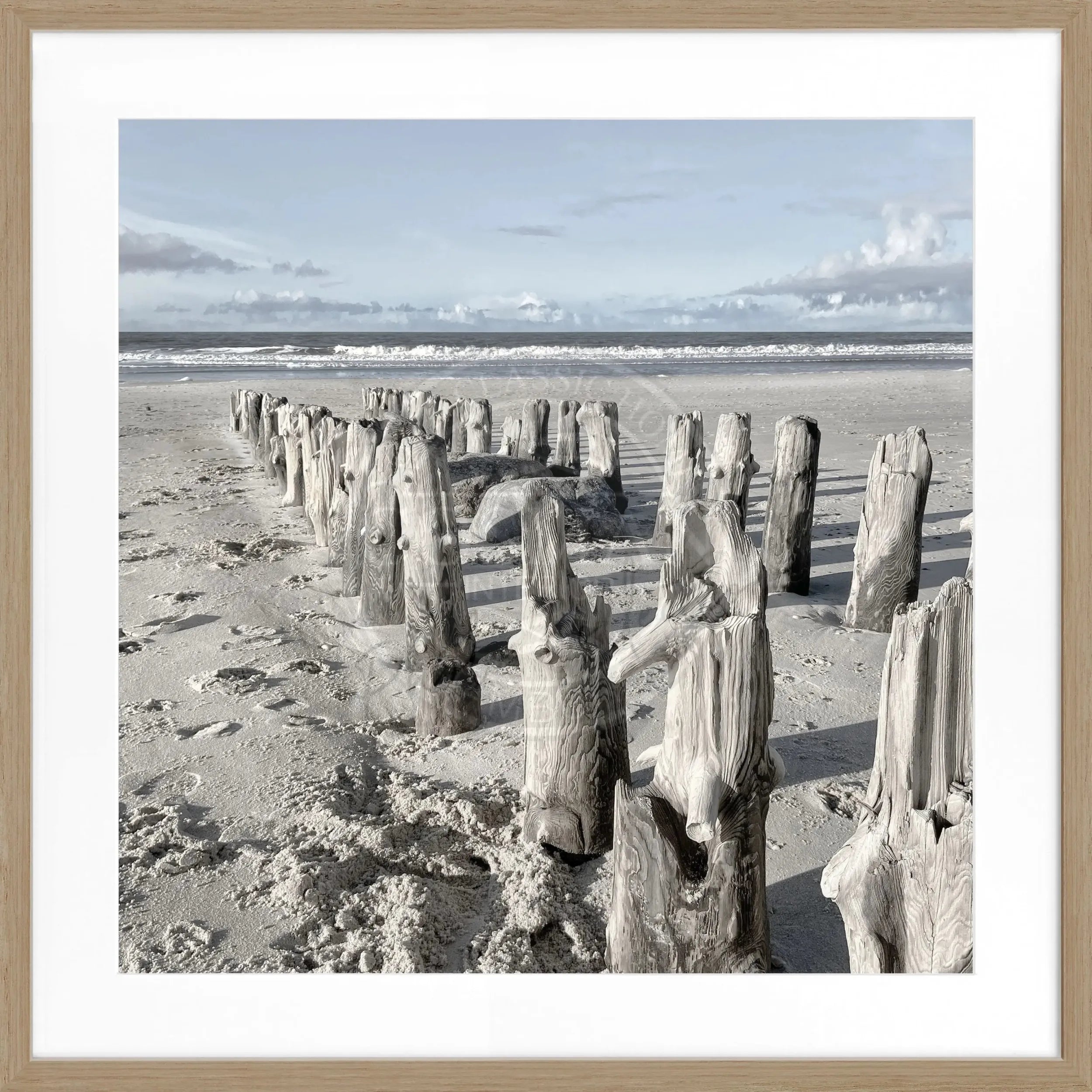 Schwarz-weiß Poster mit Rahmen von Sylt Strand, quadratisch 55x55cm, von Cosman-Photocollection, ideal für Wanddekoration