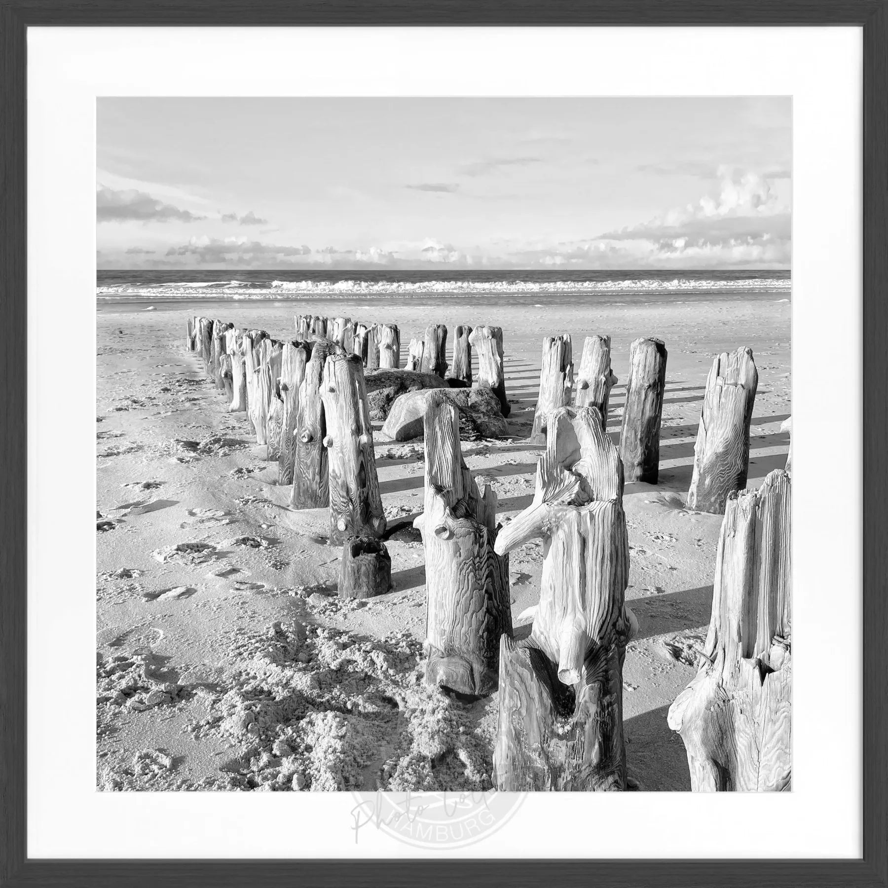 Schwarz-weiß Poster mit Rahmen von Sylt Strand, quadratisch 55x55cm, von Cosman-Photocollection, moderne Bilderwanddekoration