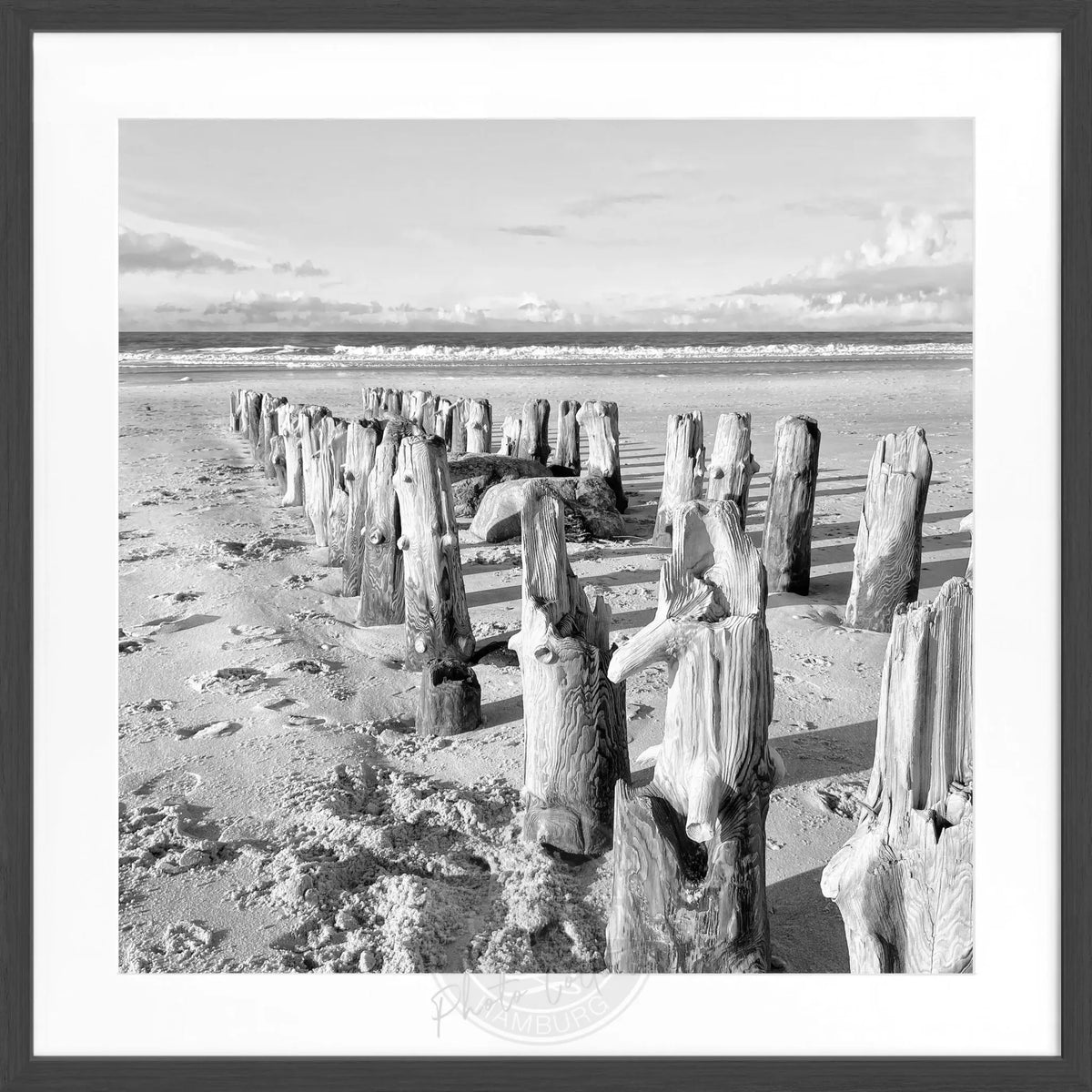 Schwarz-weiß Poster mit Rahmen von Sylt Strand, quadratisch 55x55cm, von Cosman-Photocollection, moderne Bilderwanddekoration
