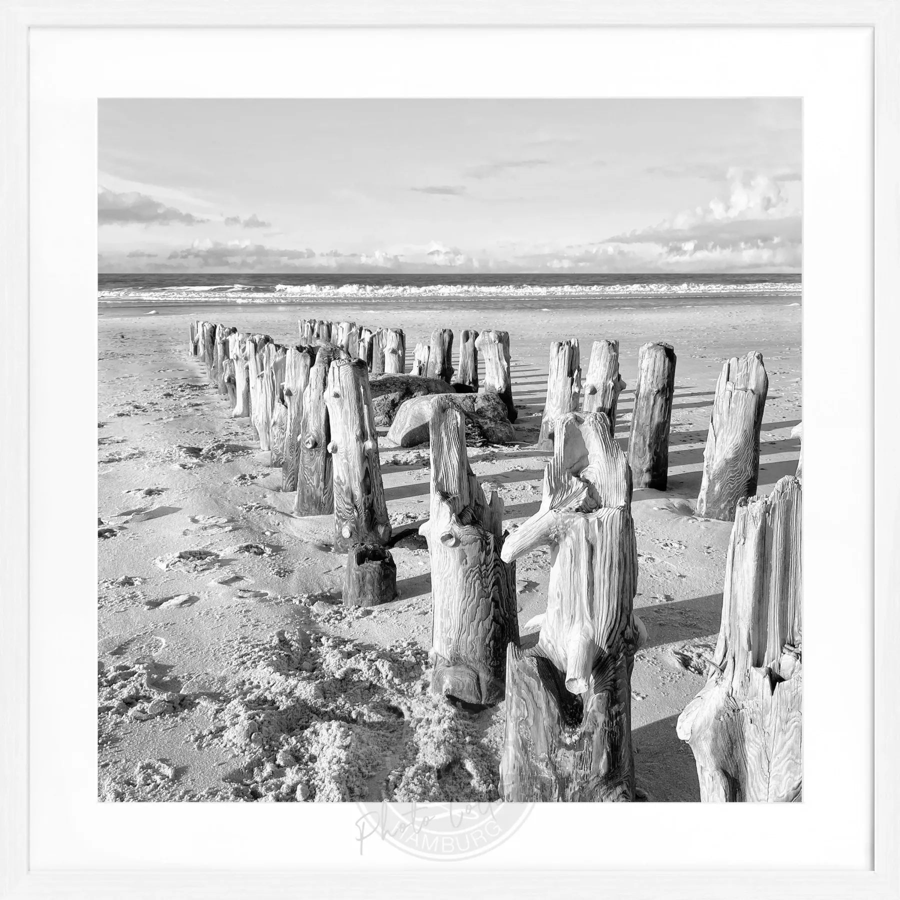 Schwarz-weiß Poster mit Rahmen von Sylt ’Strand’ von Cosman-Photocollection, quadratisch, 55x55 cm, Strandmotiv
