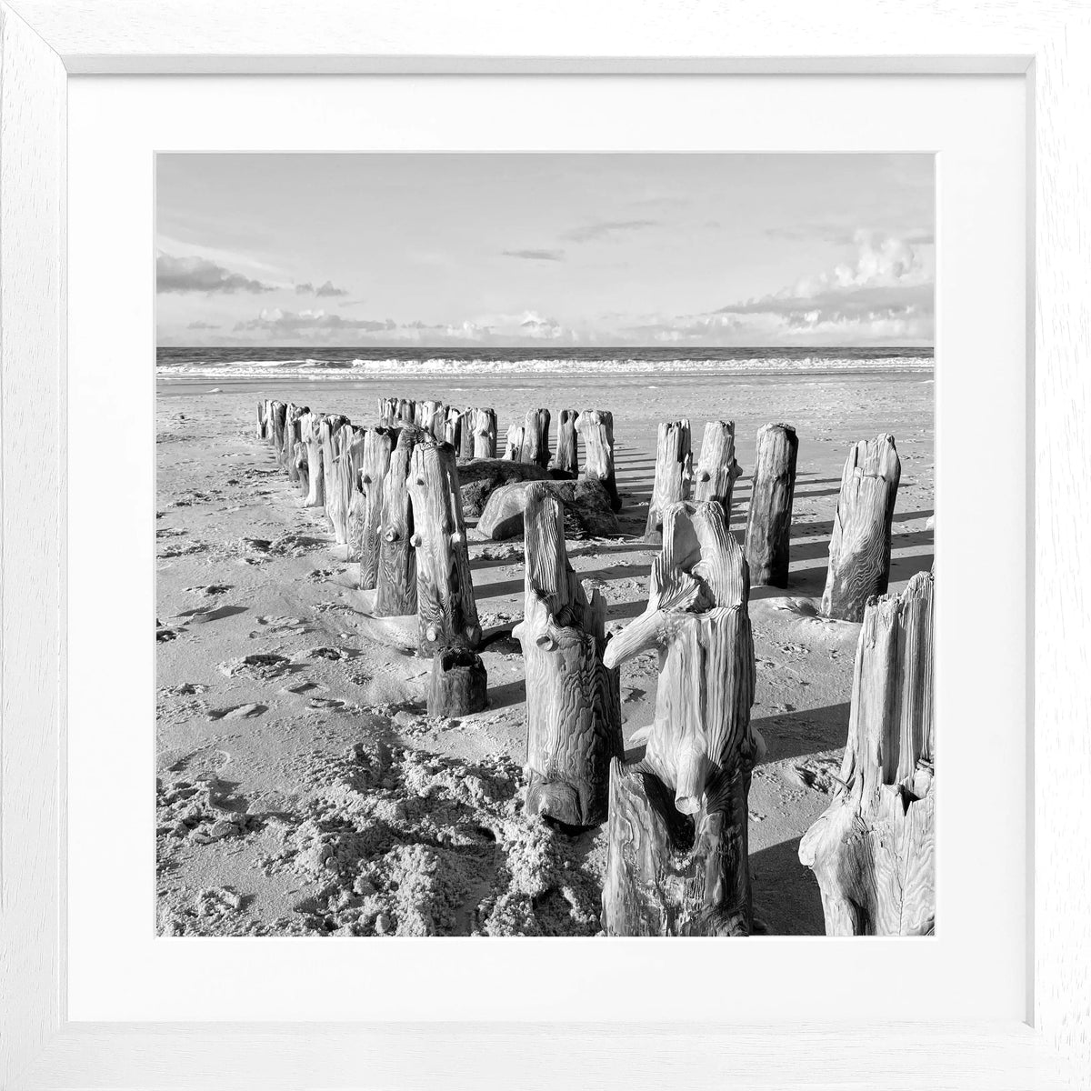 Schwarz-weiß Poster mit Rahmen von Sylt Strand, quadratisch 55x55cm, von Cosman-Photocollection, dekoratives Wandbild