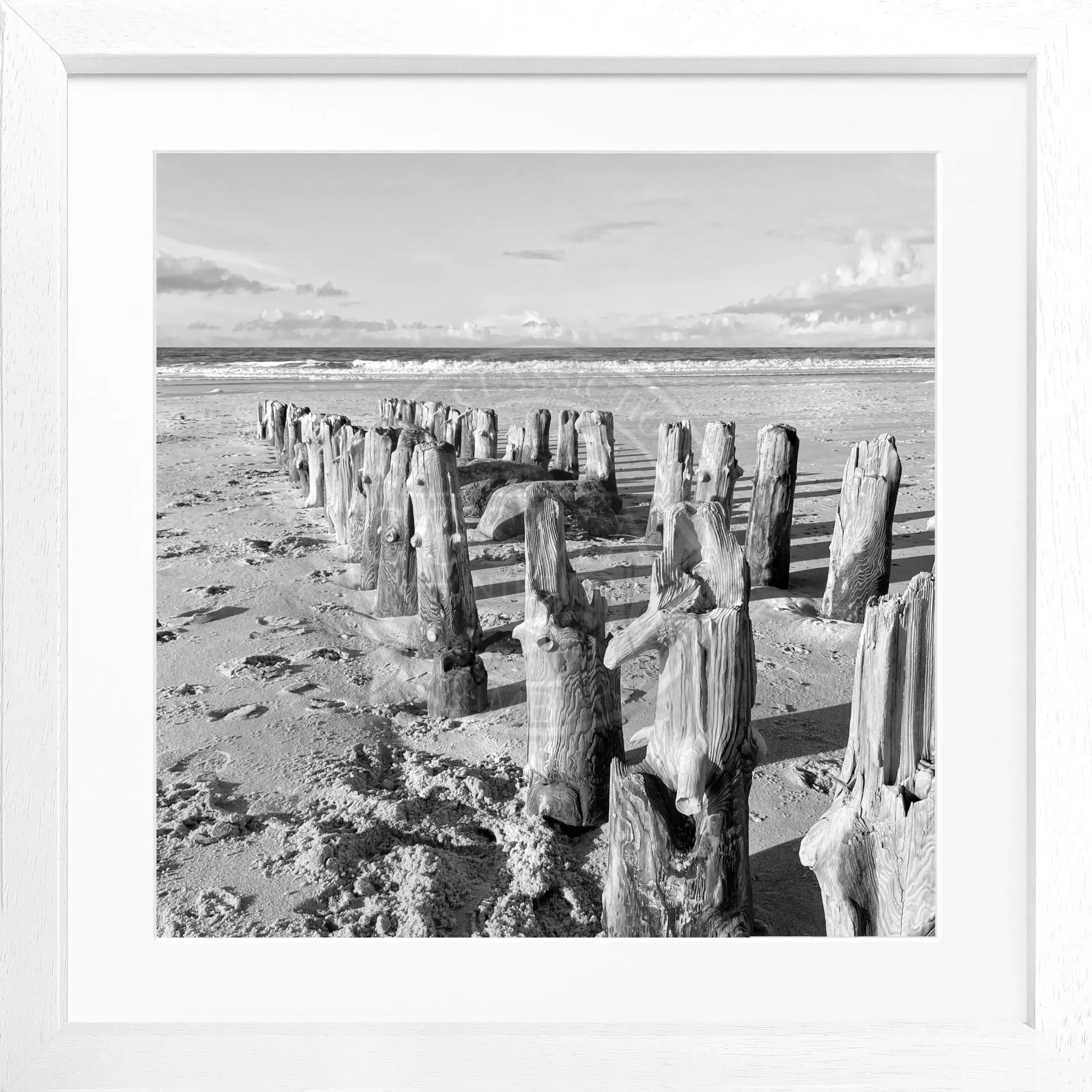 Schwarz-weiß Poster mit Rahmen von Sylt Strand, quadratisch 55x55cm, von Cosman-Photocollection, dekoratives Wandbild