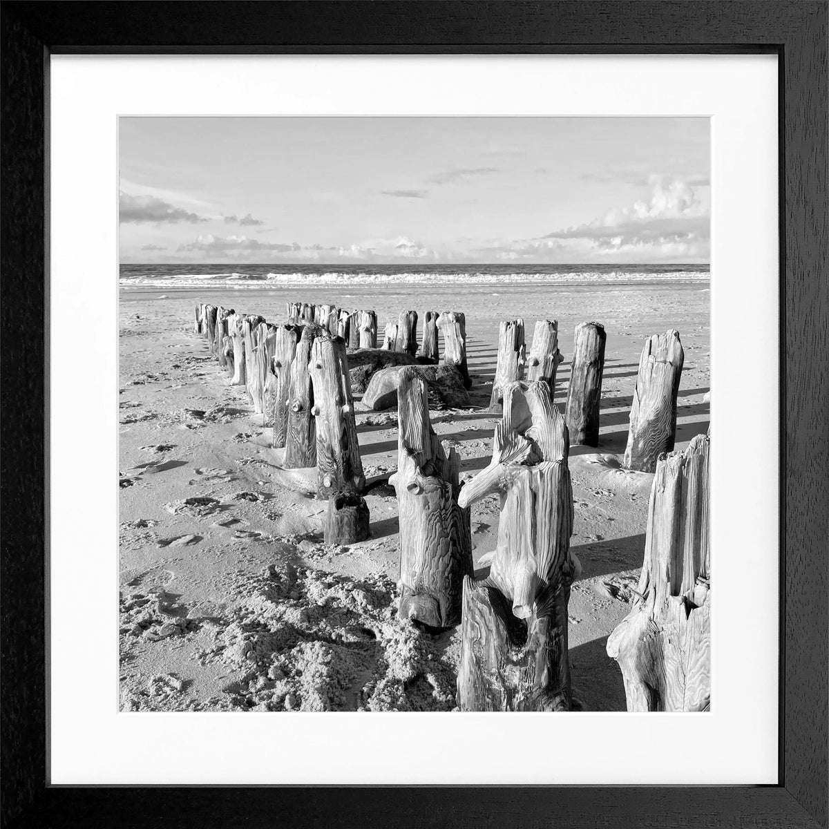 Schwarz-Weiß Poster mit Rahmen von Sylt Strand, quadratisch, 55x55cm, von Cosman-Photocollection, Motiv in elegantem Design