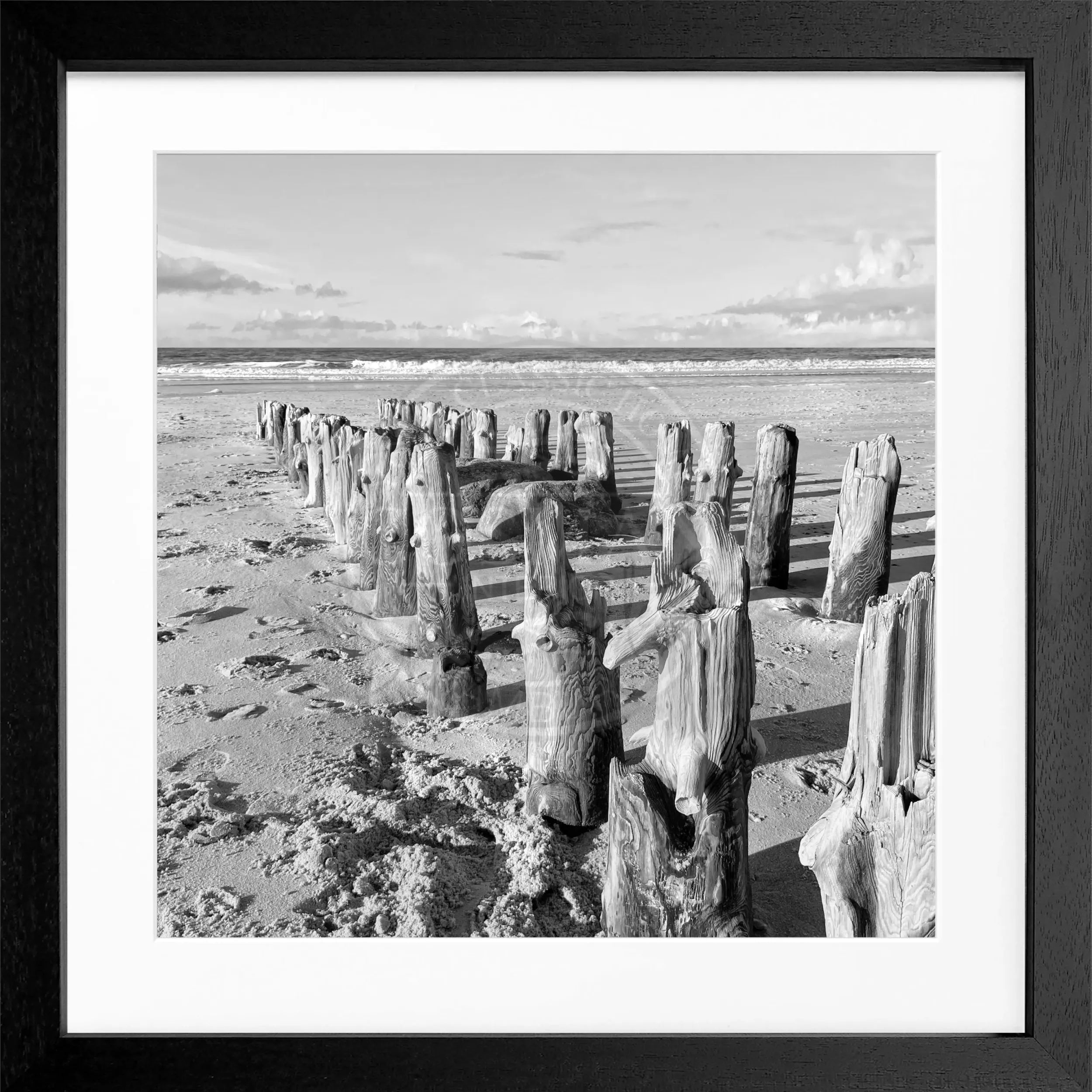 Schwarz-Weiß Poster mit Rahmen von Sylt Strand, quadratisch, 55x55cm, von Cosman-Photocollection, Motiv in elegantem Design