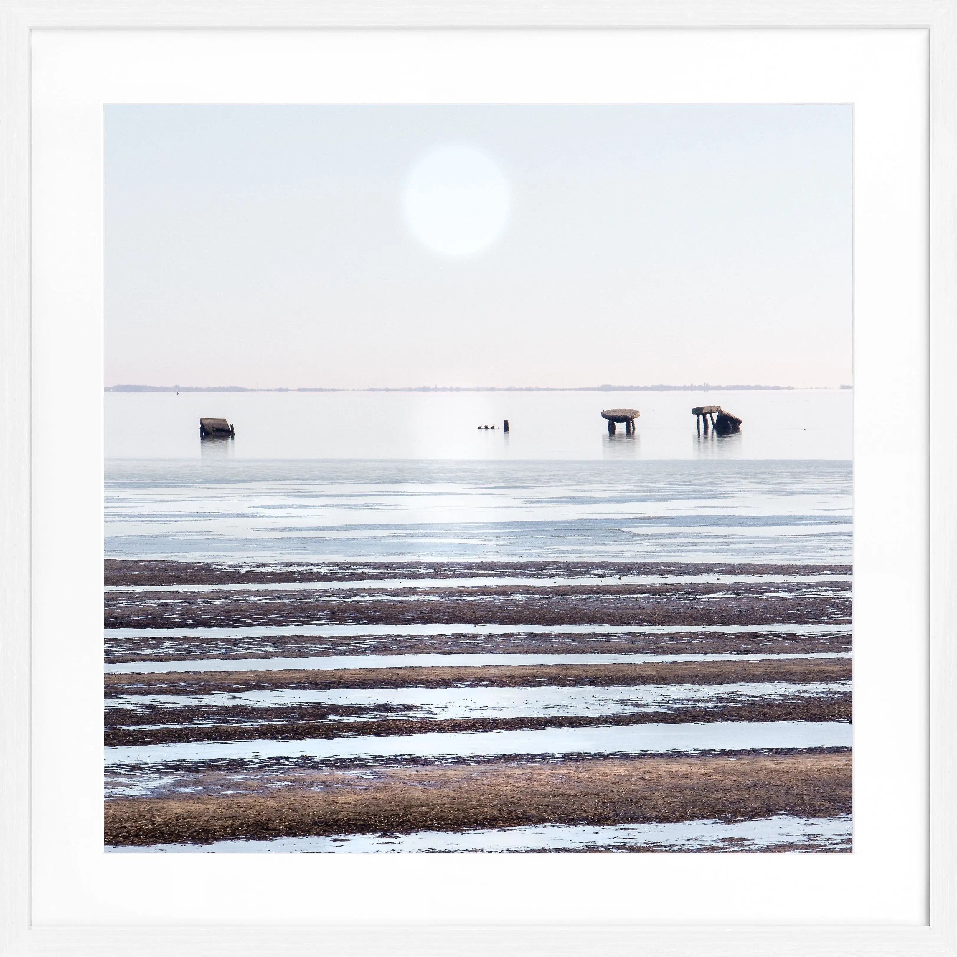 Schwarz-weiß Poster mit Rahmen, Motiv des Wattenmeers auf Sylt, von Cosman-Photocollection, quadratisch 55x55cm