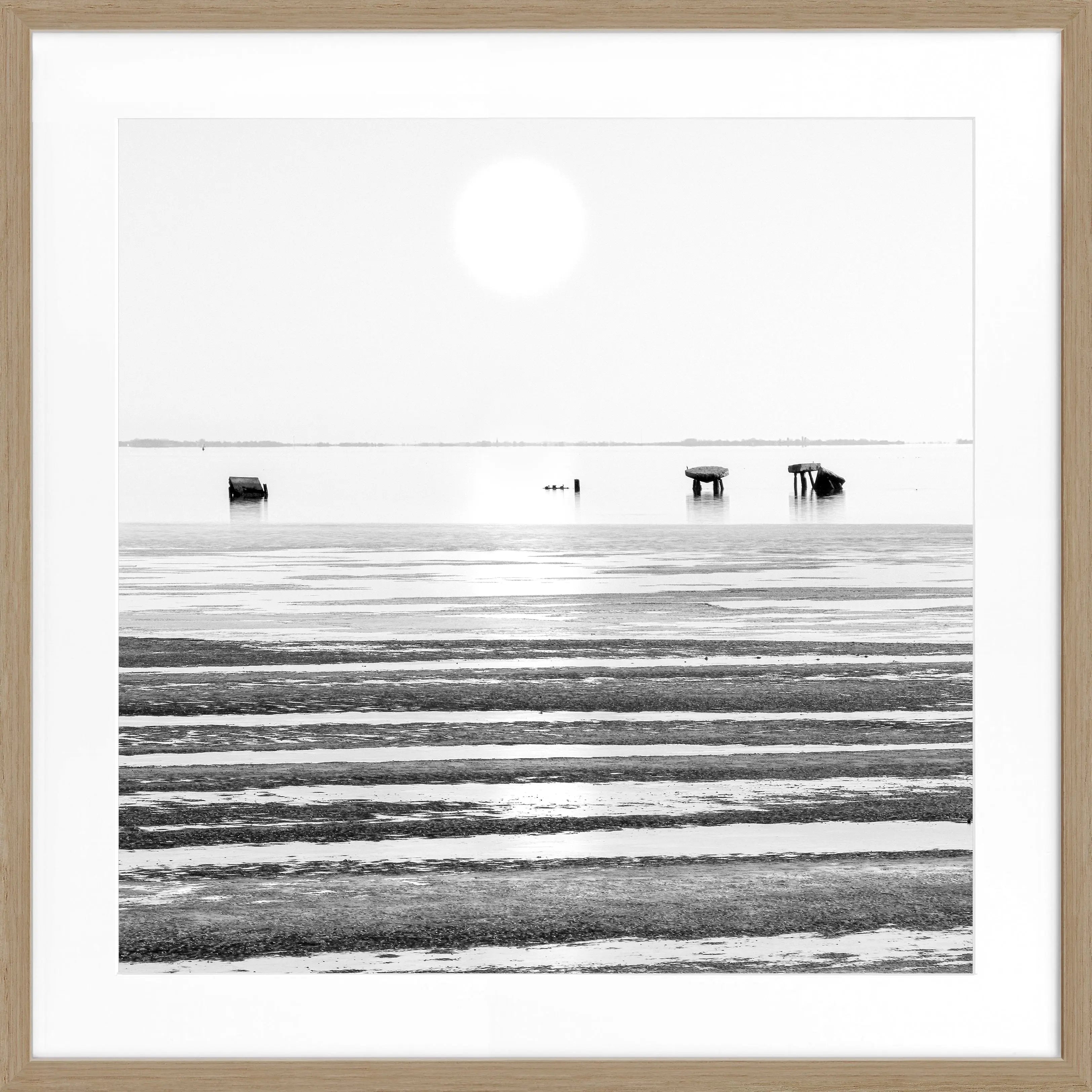 Schwarz-weiß Poster mit Rahmen von Cosman-Photocollection, Wattenmeer-Szene auf Sylt, quadratisch 55x55cm, kunstvolles Meeresmotiv