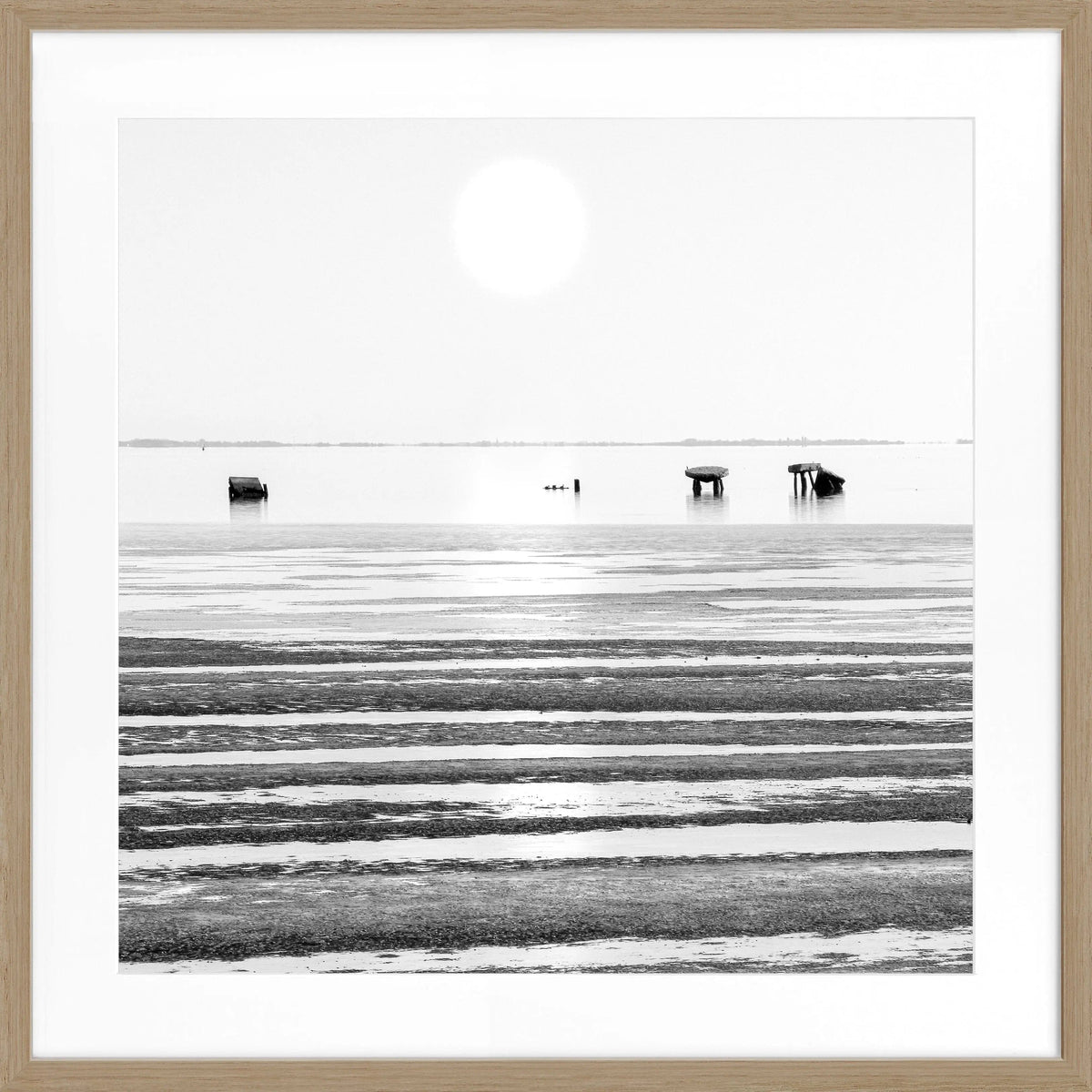 Schwarz-weiß Poster mit Rahmen von Cosman-Photocollection, Wattenmeer-Szene auf Sylt, quadratisch 55x55cm, kunstvolles Meeresmotiv