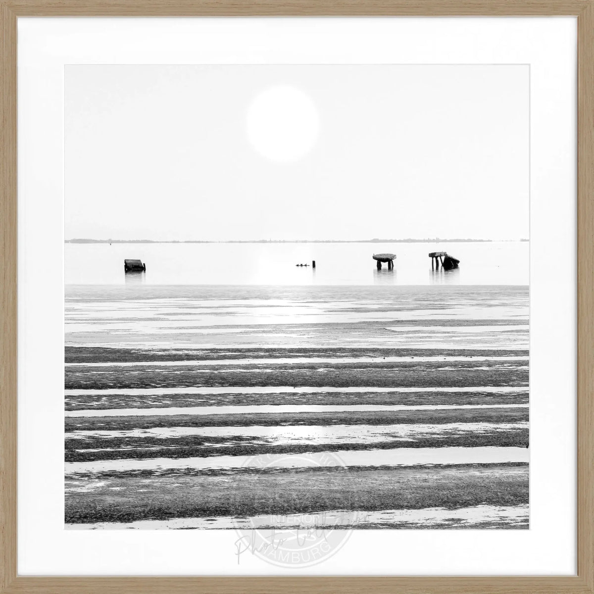 Schwarz-weiß Poster mit Rahmen von Cosman-Photocollection, Wattenmeer-Szene auf Sylt, quadratisch 55x55cm, kunstvolles Meeresmotiv