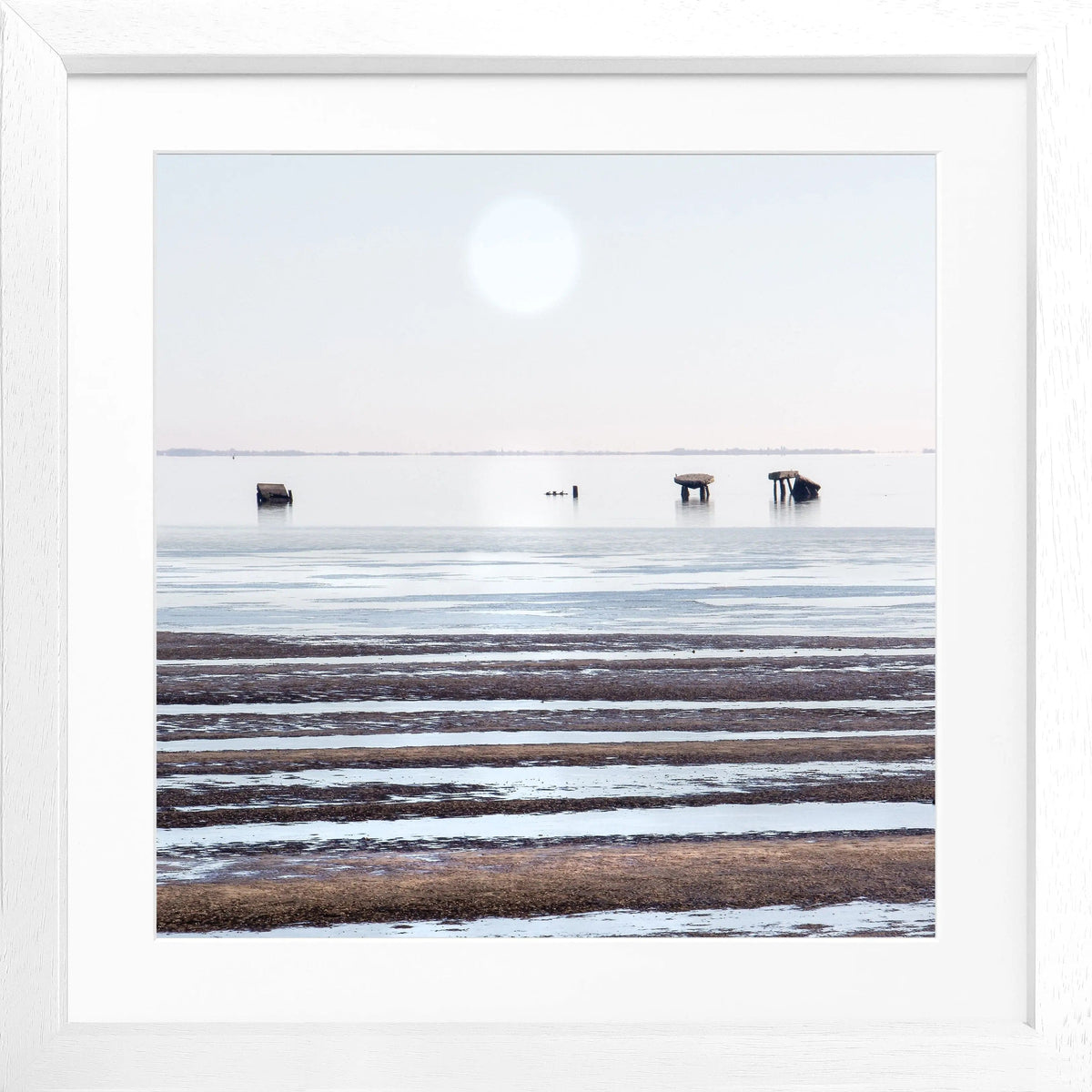 Schwarz-weiß Poster mit Rahmen ’Wattenmeer’ Sylt, 55x55cm, von Cosman-Photocollection, quadratisches Kunstwerk mit Meeresmotiv
