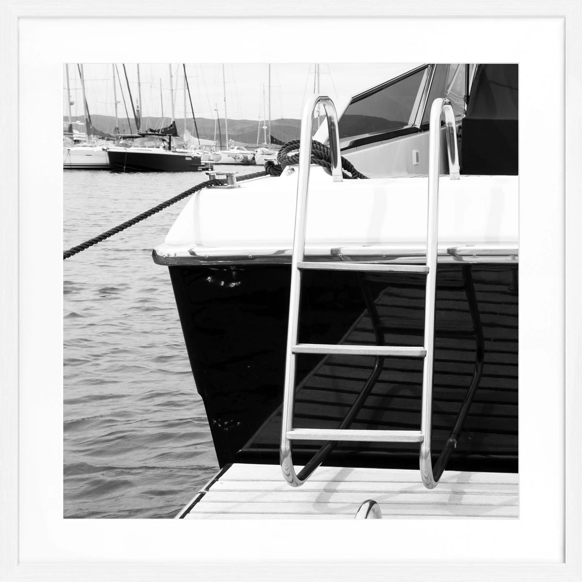 Schwarz-weiß Poster mit Rahmen, Yacht-Motiv in Saint Tropez, von Cosman-Photocollection, quadratisch 55x55cm.