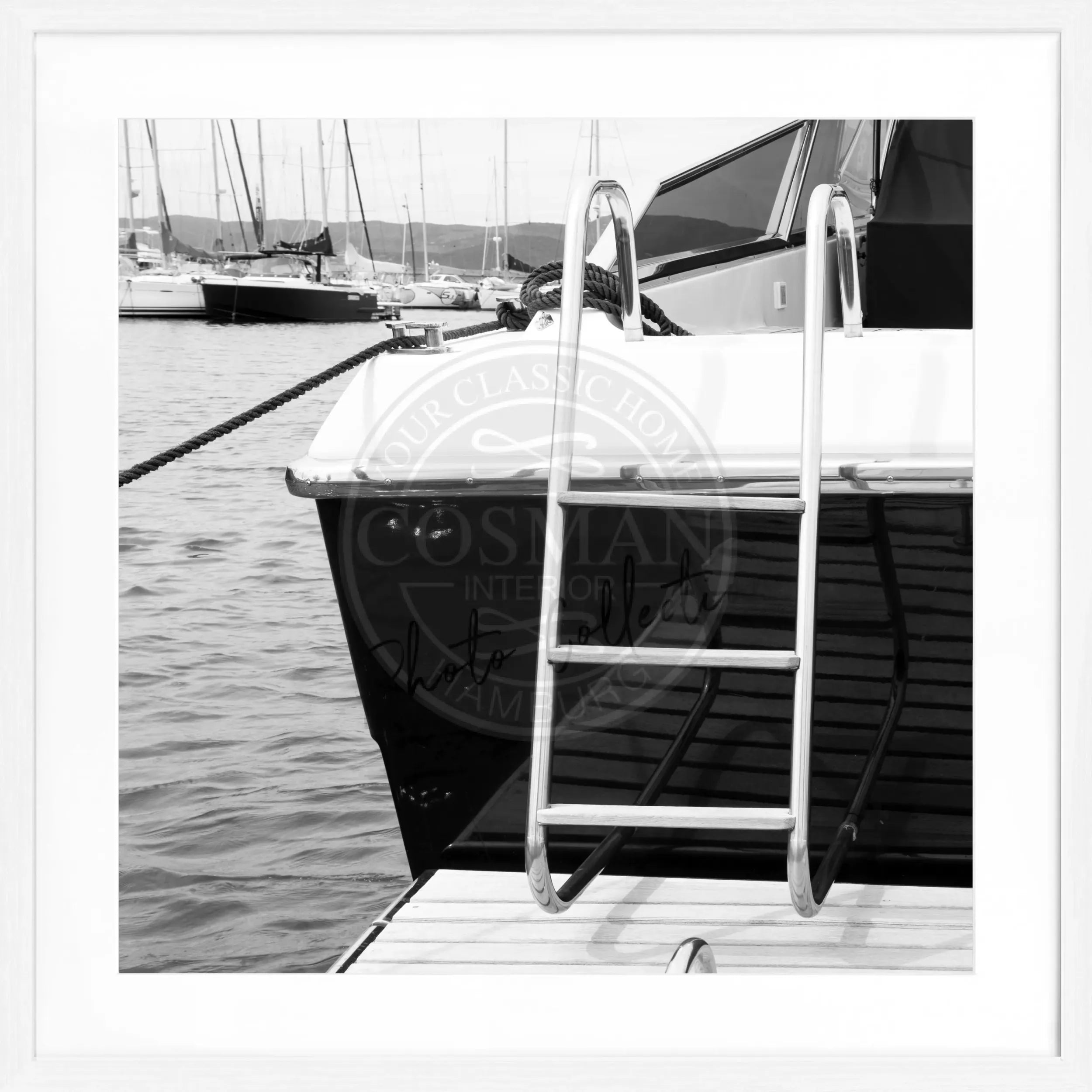 Schwarz-weiß Poster mit Rahmen, Yacht-Motiv in Saint Tropez, von Cosman-Photocollection, quadratisch 55x55cm.