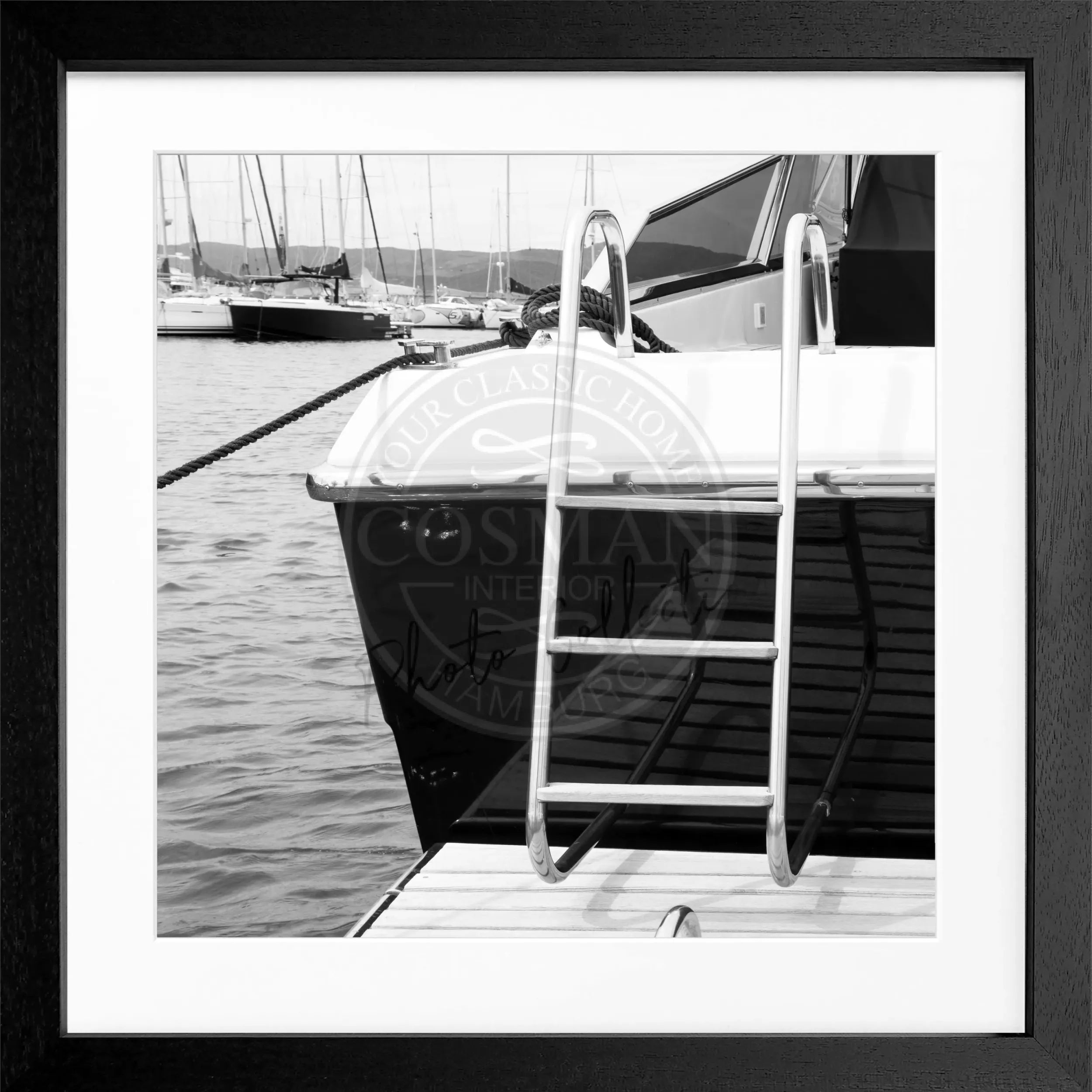 Schwarz-weiß Poster mit Rahmen ’Yacht’ Saint Tropez, quadratisches Format 55x55cm, von Cosman-Photocollection.