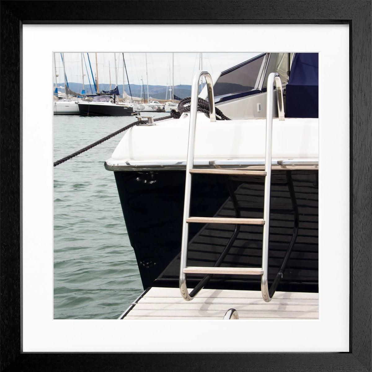 Schwarz-weiß Poster mit Rahmen, Yacht-Motiv, Saint Tropez, von Cosman-Photocollection, quadratisch 55x55 cm.