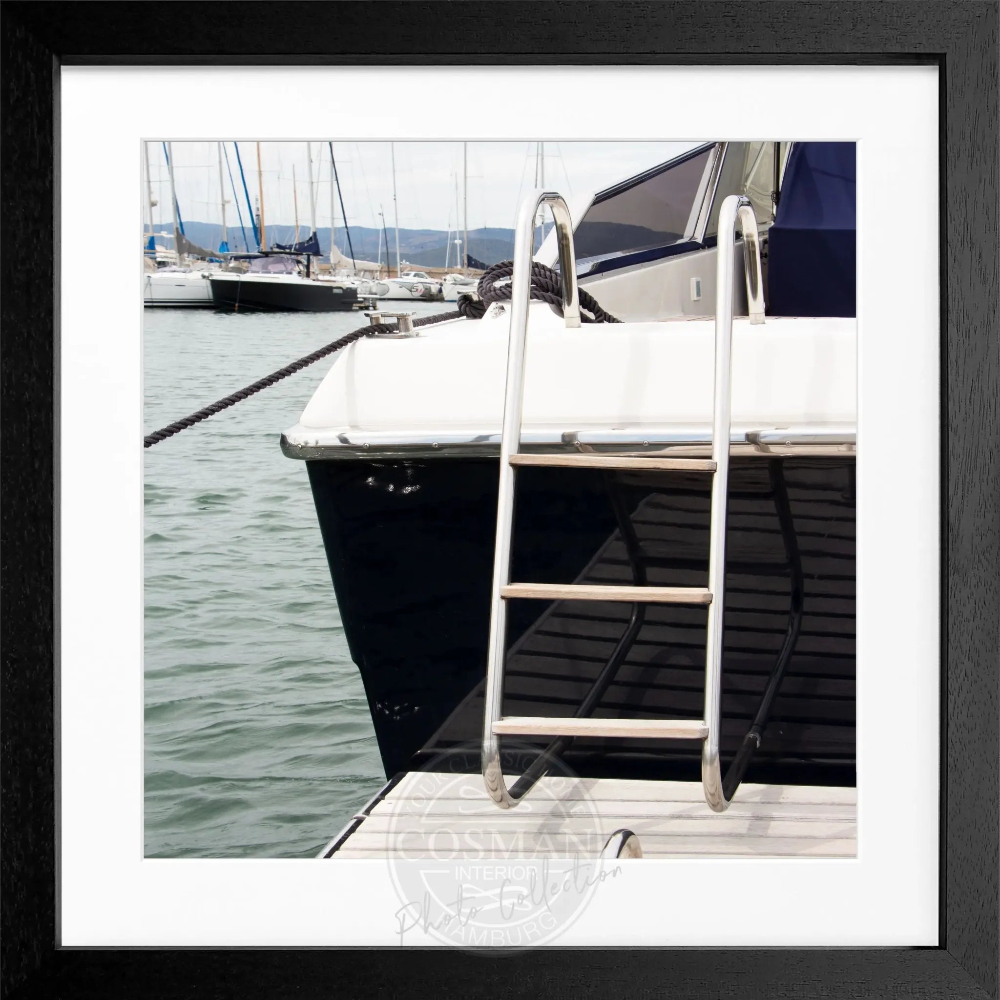 Schwarz-weiß Poster mit Rahmen, Yacht-Motiv, Saint Tropez, von Cosman-Photocollection, quadratisch 55x55 cm.