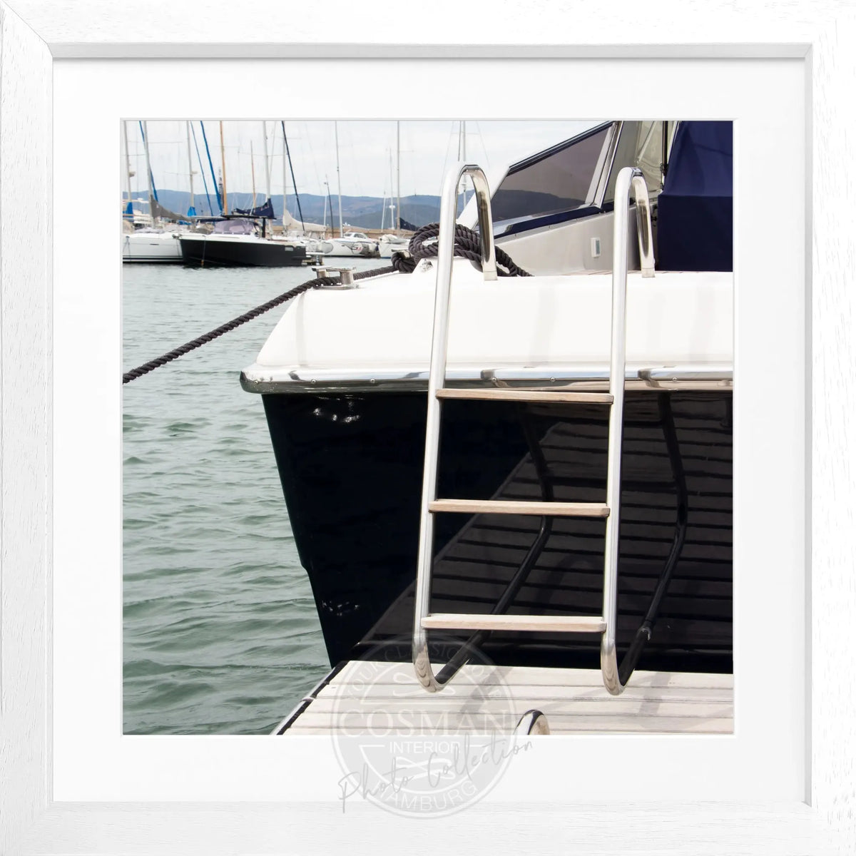 Schwarz-weiß Poster mit Rahmen ’Yacht’ Saint Tropez, quadratisch 55x55cm, von Cosman-Photocollection, maritime Motiv