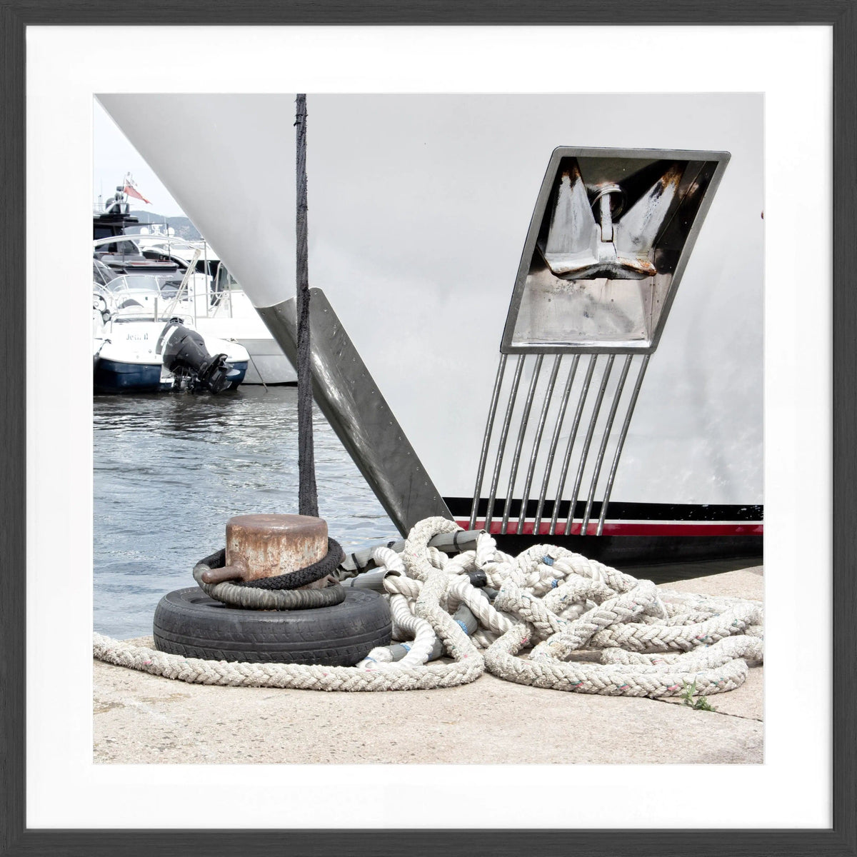 Schwarz-weiß Poster mit Rahmen von Cosman-Photocollection, zeigt eine Yacht in Saint Tropez, quadratisches Format 55x55 cm.