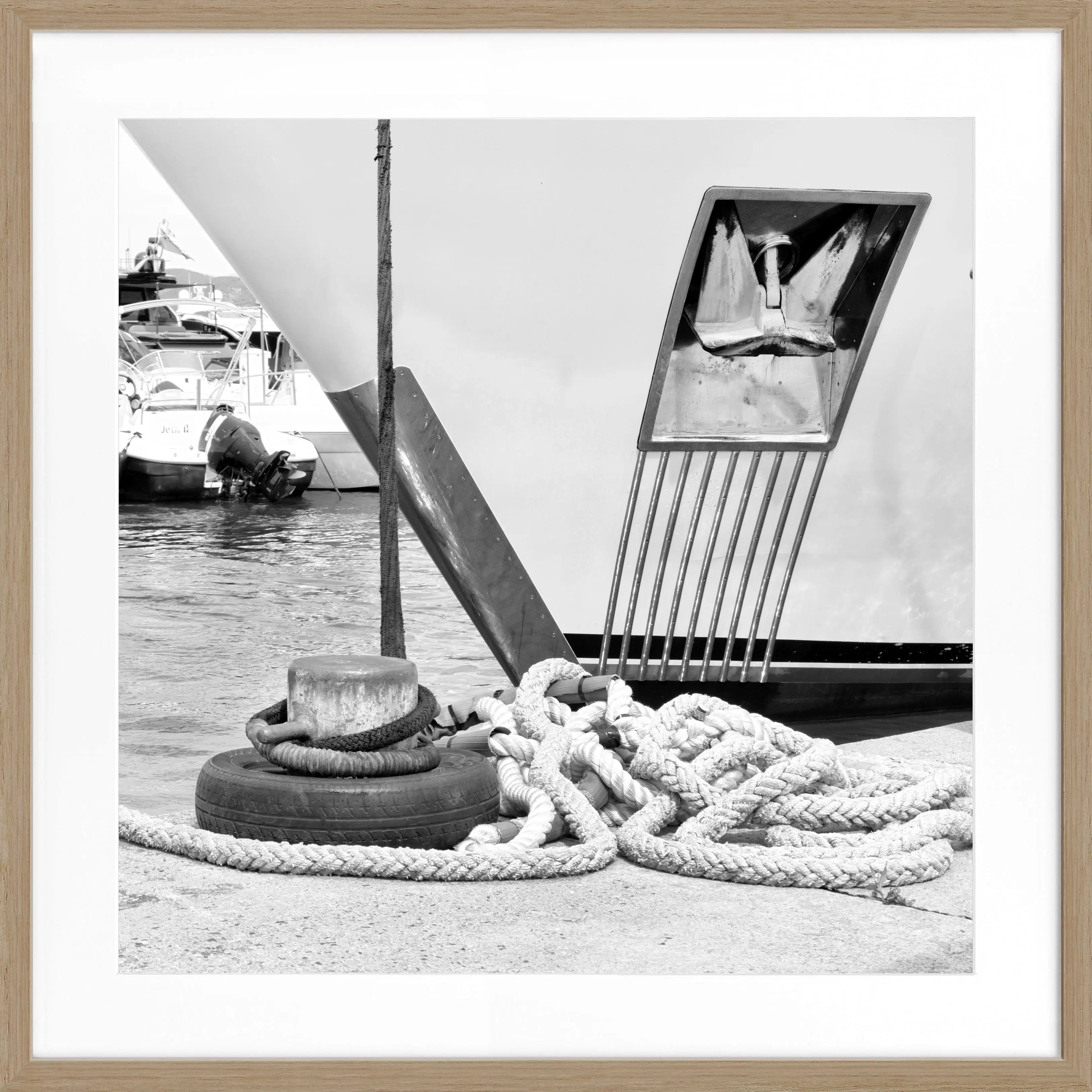 Schwarz-weiß Poster mit Rahmen, Motiv einer Yacht in Saint Tropez, von Cosman-Photocollection, quadratisch 55x55cm.
