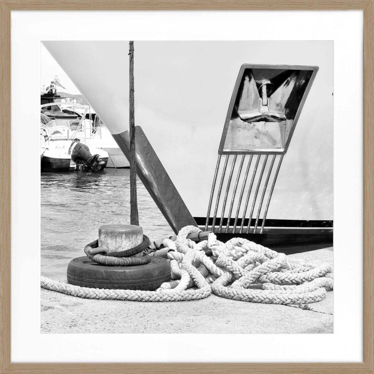 Schwarz-weiß Poster mit Rahmen, Motiv einer Yacht in Saint Tropez, von Cosman-Photocollection, quadratisch 55x55 cm