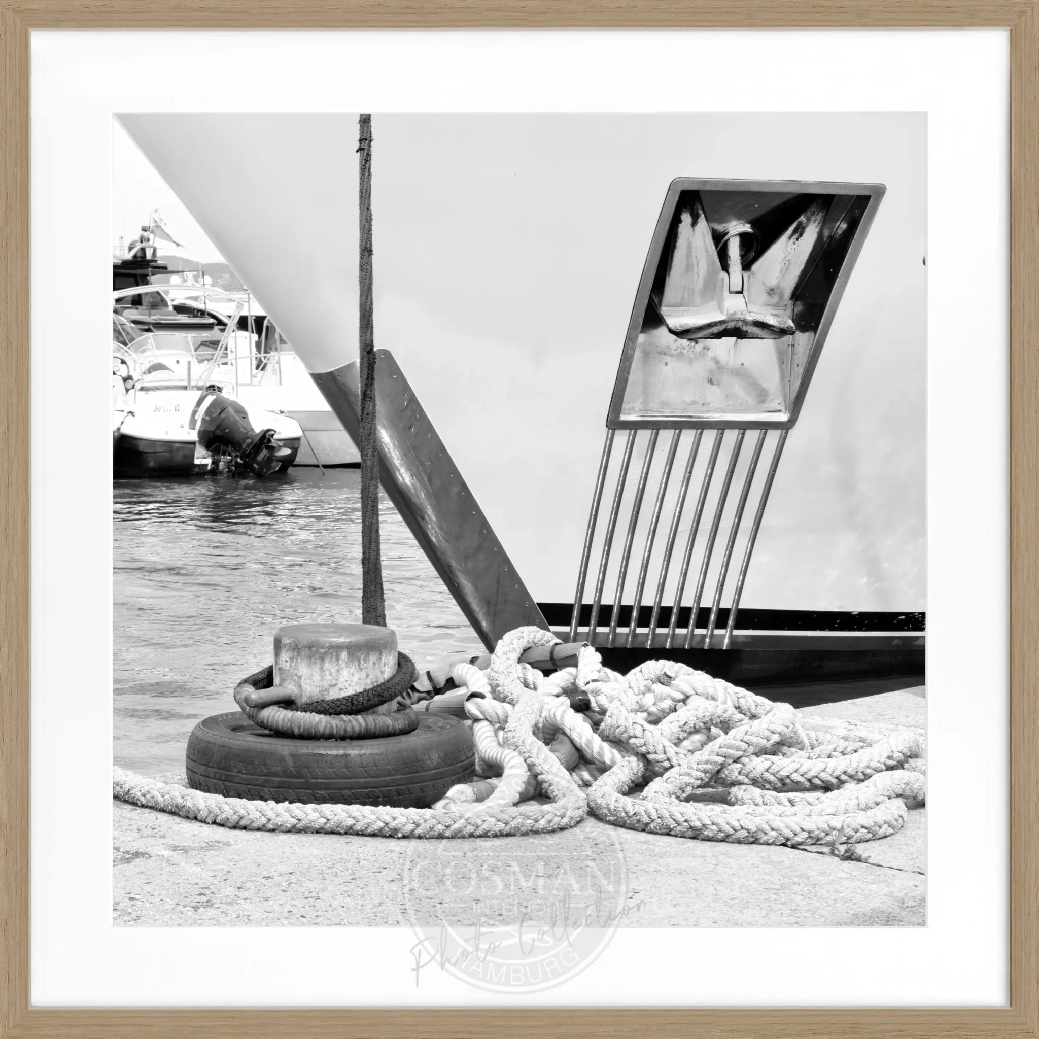 Schwarz-weiß Poster mit Rahmen, Motiv einer Yacht in Saint Tropez, von Cosman-Photocollection, quadratisch 55x55 cm
