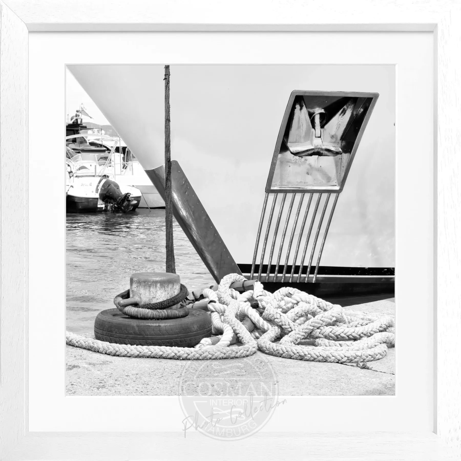 Schwarz-weiß Poster mit Rahmen ’Yacht’ Saint Tropez von Cosman-Photocollection, quadratisch, 55x55cm, maritimes Motiv