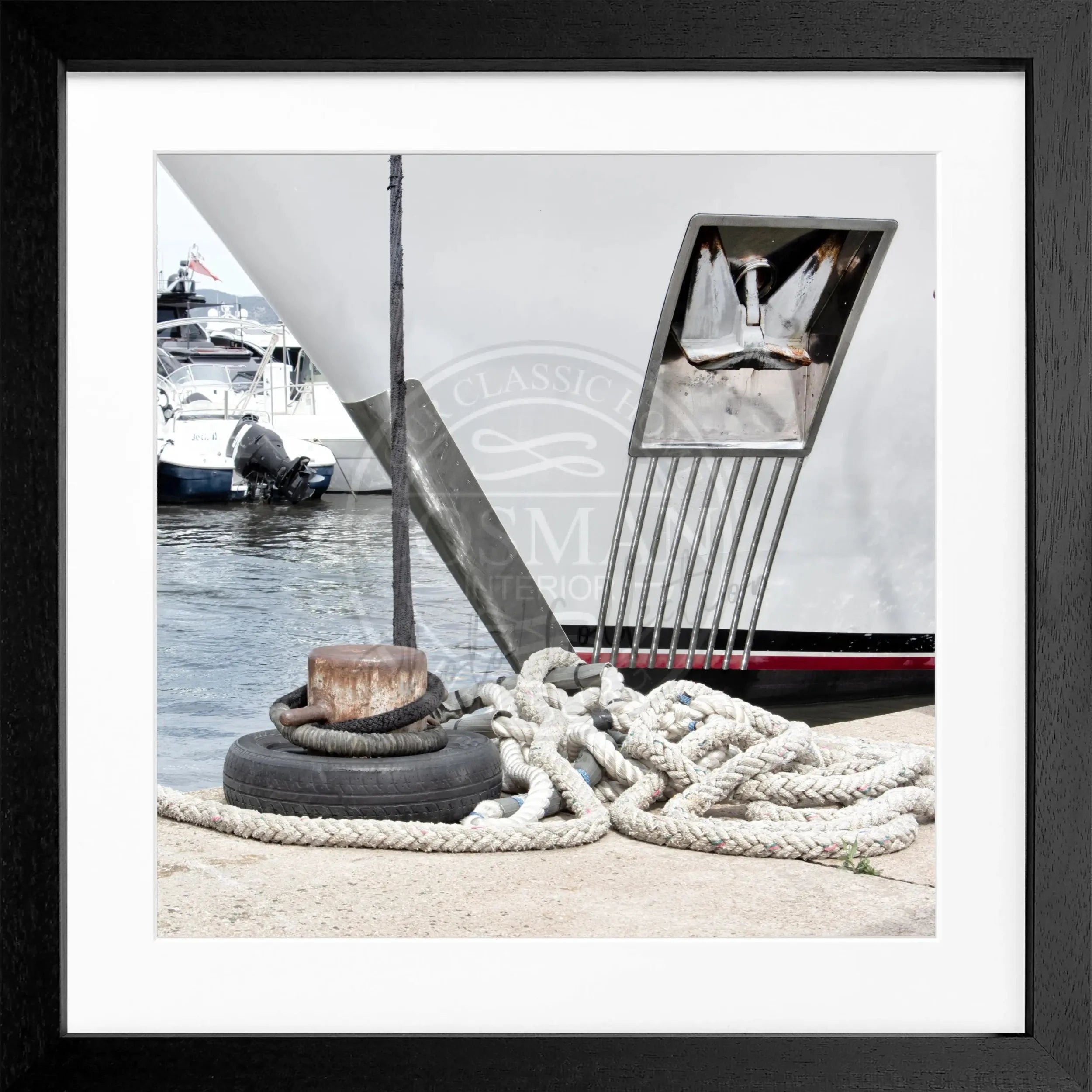 Schwarz-weiß Poster mit Rahmen von Cosman-Photocollection, Motiv einer Yacht in Saint Tropez, quadratisch 55x55cm.
