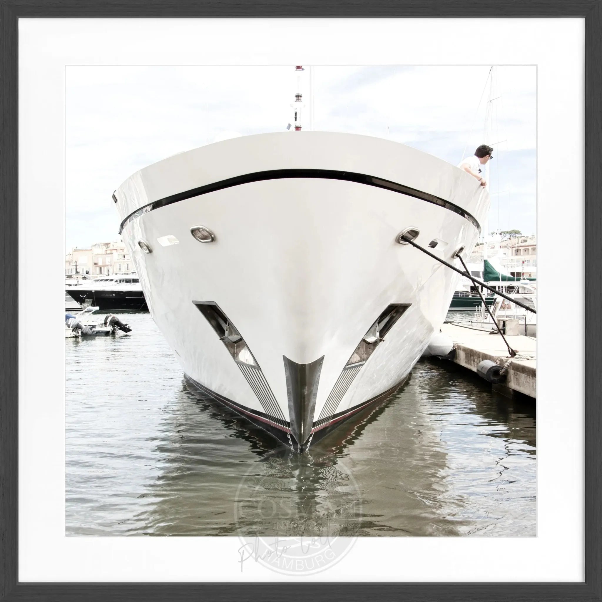 Schwarz-weiß Poster mit Rahmen, Yacht-Motiv aus Saint Tropez, von Cosman-Photocollection, quadratisch 55x55cm.