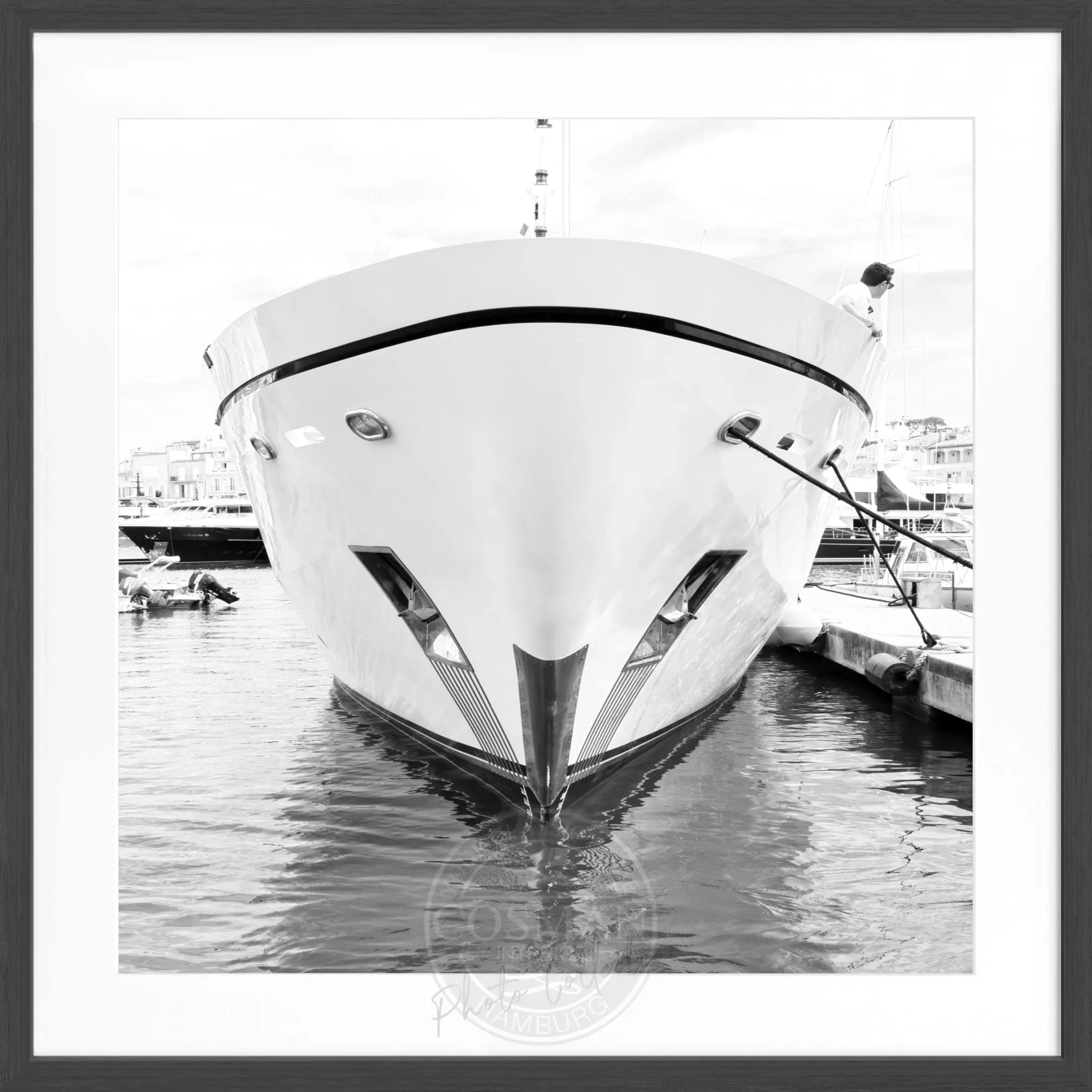 Schwarz-weiß Poster mit Rahmen ’Yacht’ Saint Tropez, quadratisch 55x55cm, von Cosman-Photocollection, maritime Dekoration.