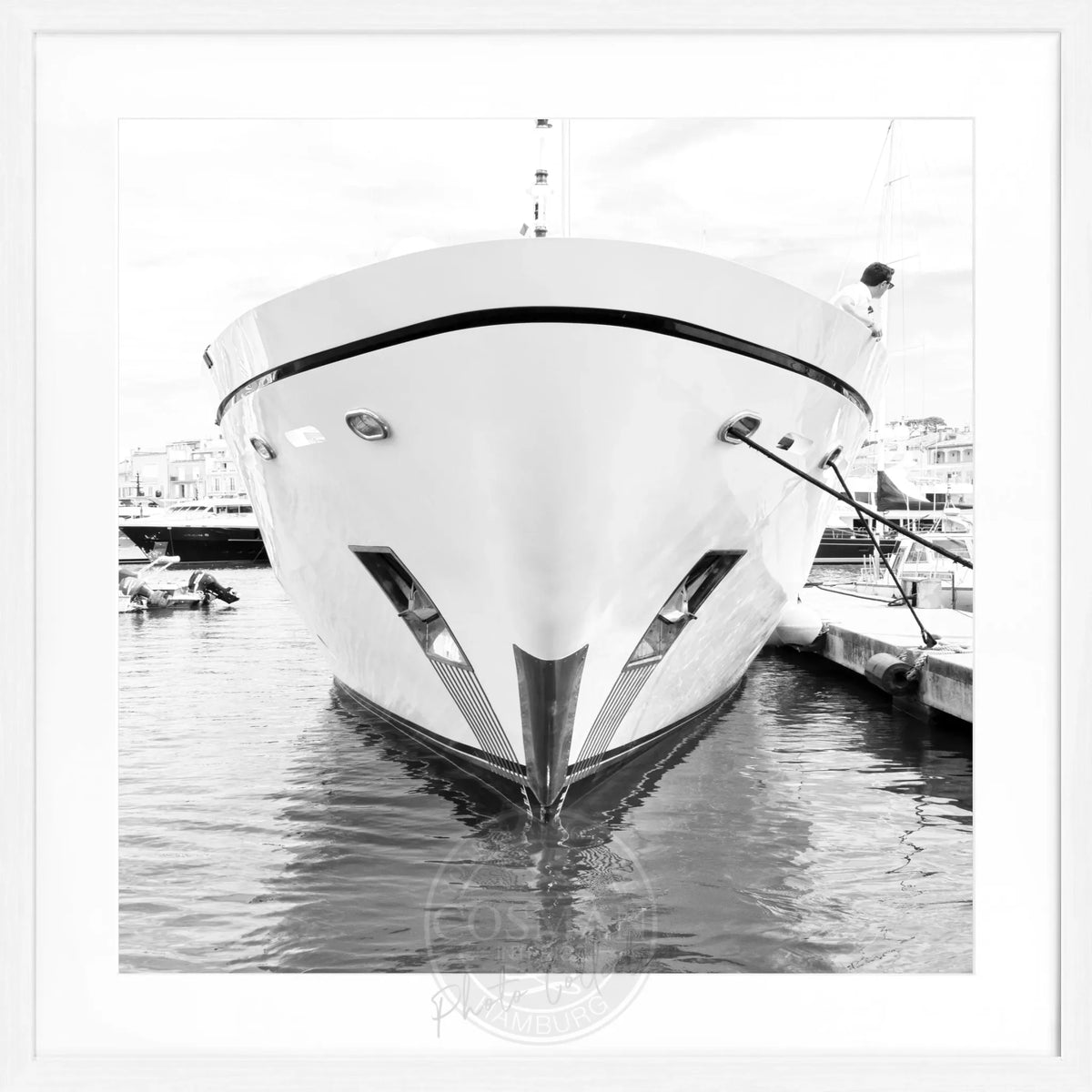 Schwarz-weiß Poster mit Rahmen von Cosman-Photocollection, Motiv einer Yacht in Saint Tropez, quadratisch 55x55cm