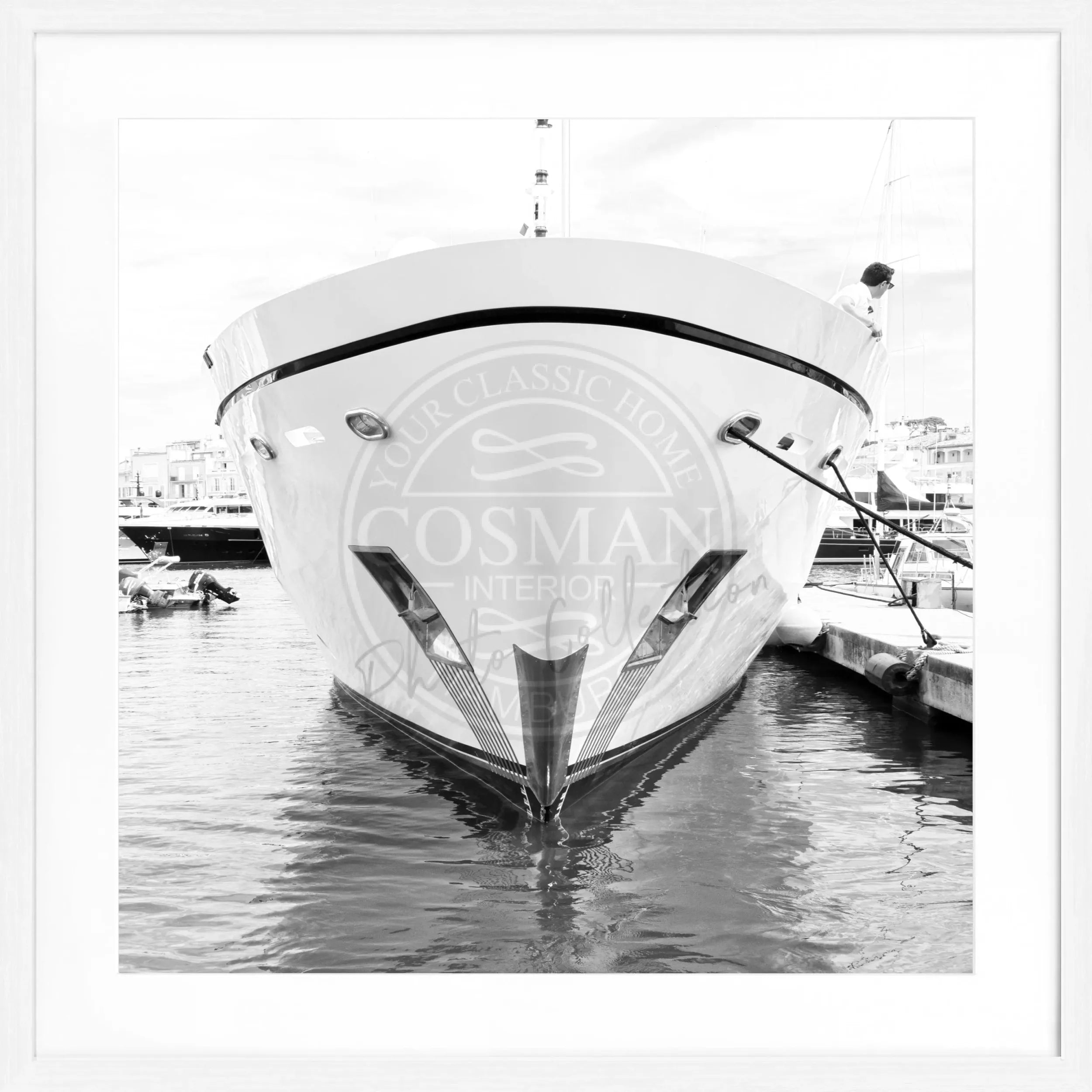 Schwarz-weiß Poster mit Rahmen von Cosman-Photocollection, Motiv einer Yacht in Saint Tropez, quadratisch 55x55cm