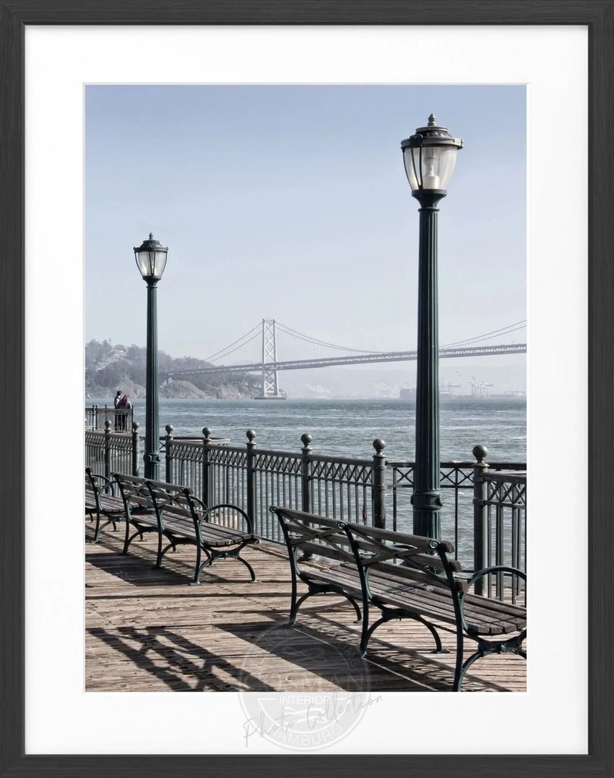 Schwarz-weiß Poster mit Rahmen von Cosman-Photocollection, zeigt die Bay Bridge in San Francisco, Maße 25x31cm