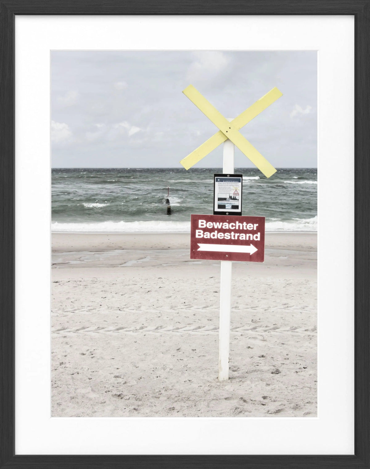 Schwarz-weiß Poster mit Rahmen „Bewachter Badestrand“ Sylt von Cosman-Photocollection, 25x31 cm, Küstenmotiv