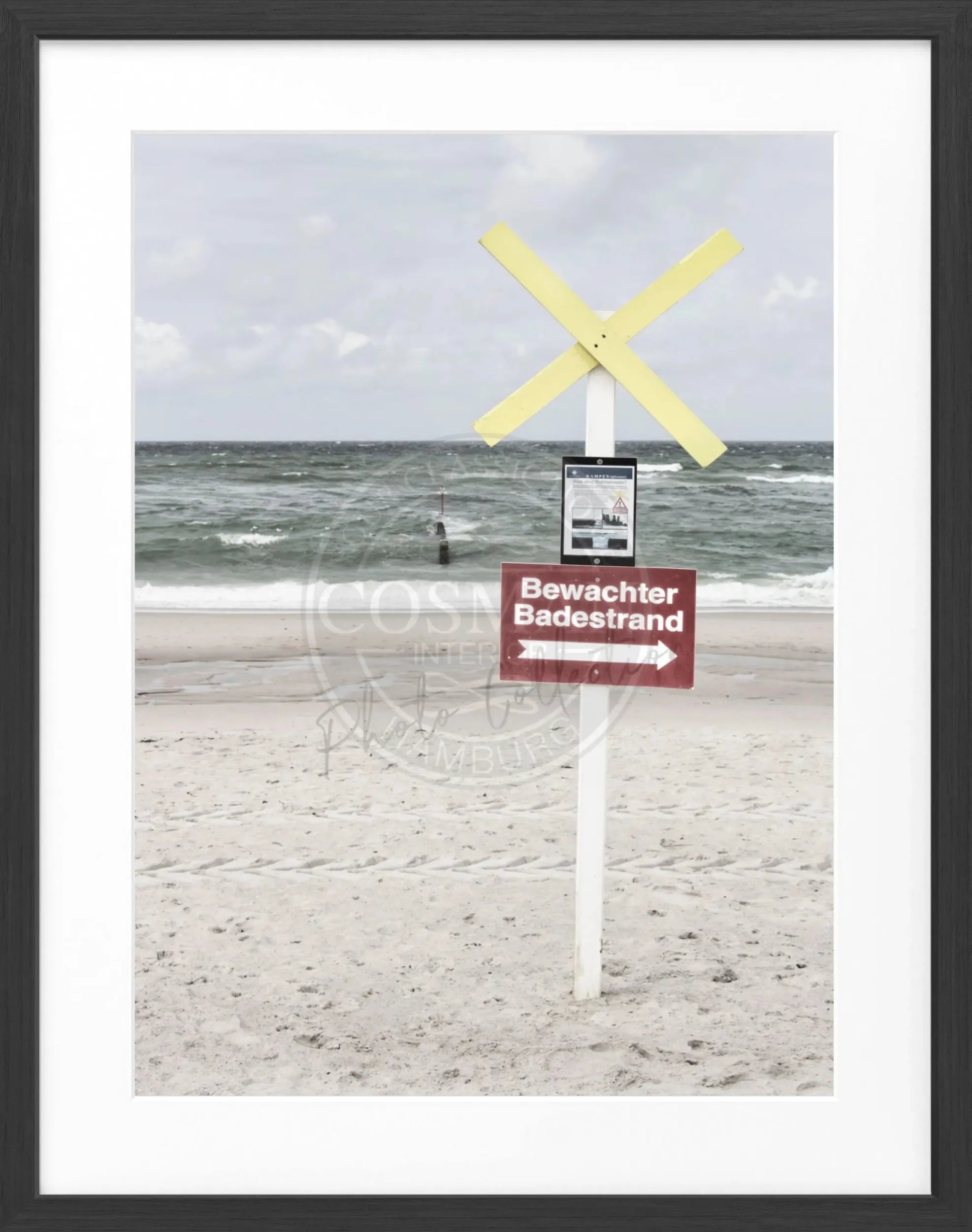 Schwarz-weiß Poster mit Rahmen „Bewachter Badestrand“ Sylt von Cosman-Photocollection, 25x31 cm, Küstenmotiv