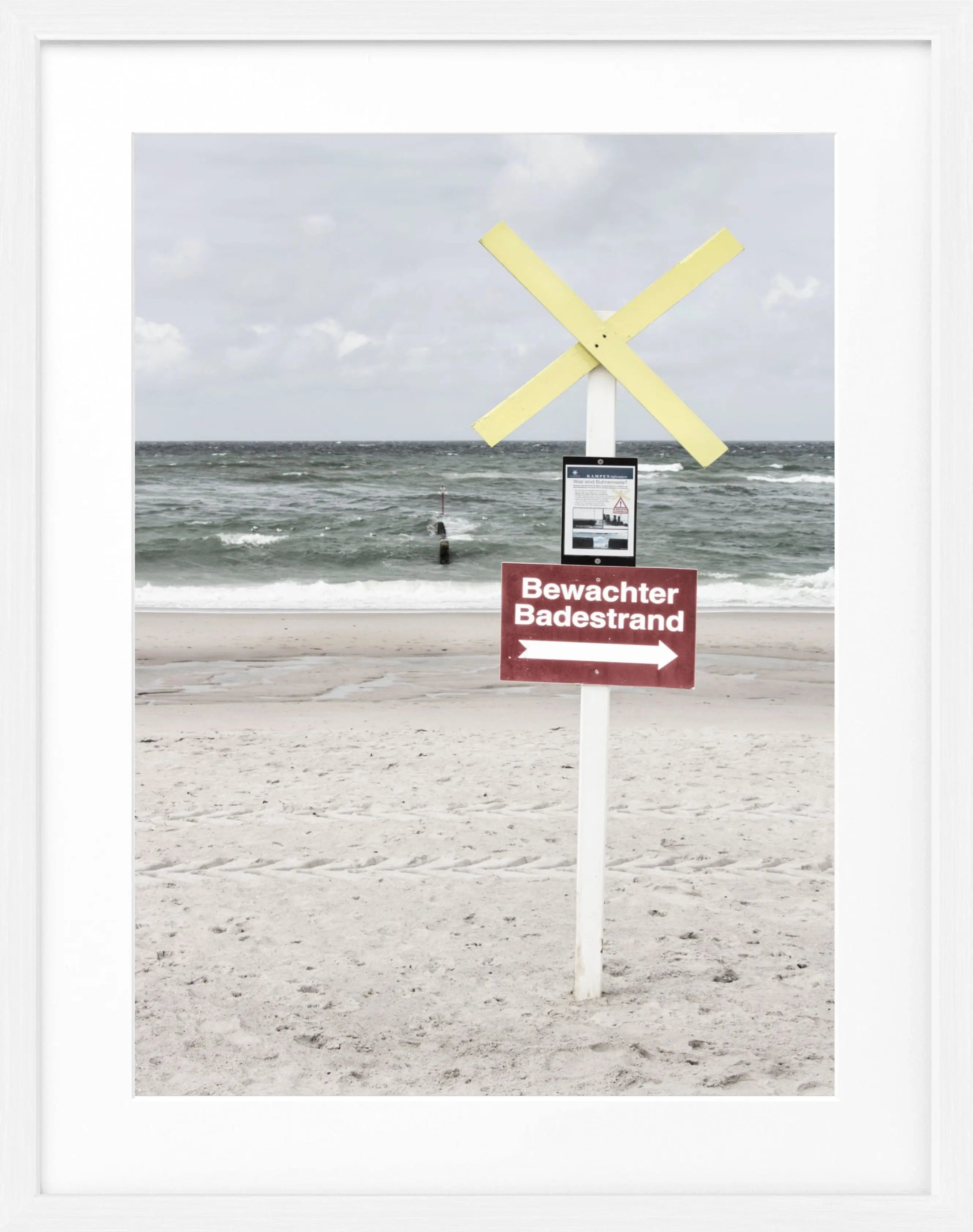 Schwarz-weiß Poster mit Rahmen von Cosman-Photocollection, bewachter Badestrand Sylt, Motiv in Größe 25x31 cm.