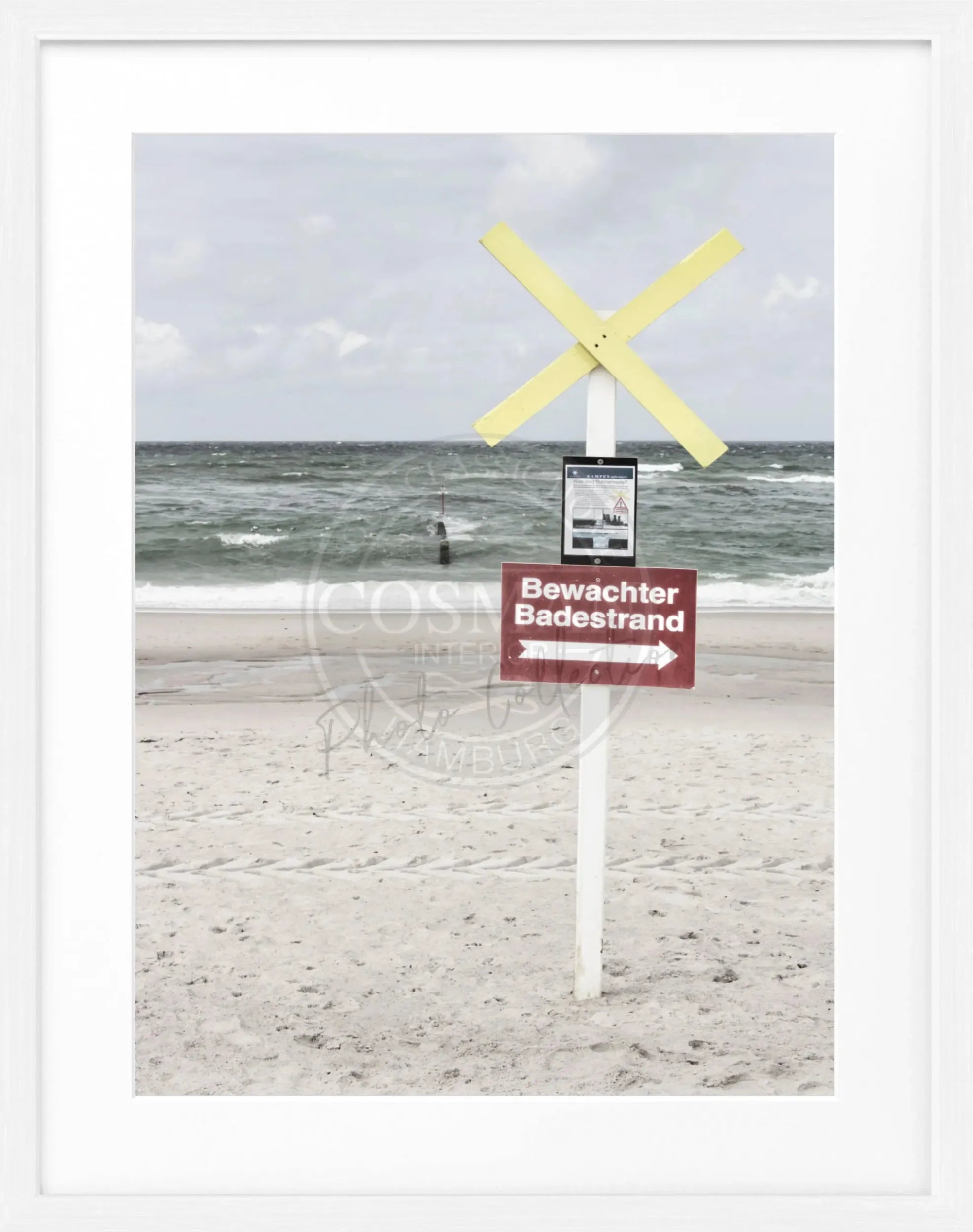 Schwarz-weiß Poster mit Rahmen, ‘Bewachter Badestrand’ Sylt, von Cosman-Photocollection, 25x31cm, Meeresküstenmotiv