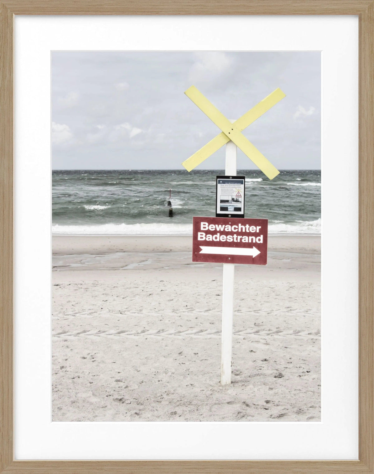 Schwarz-weiß Poster mit Rahmen, "Bewachter Badestrand" auf Sylt, von Cosman-Photocollection, 25x31 cm, maritime Küstenansicht