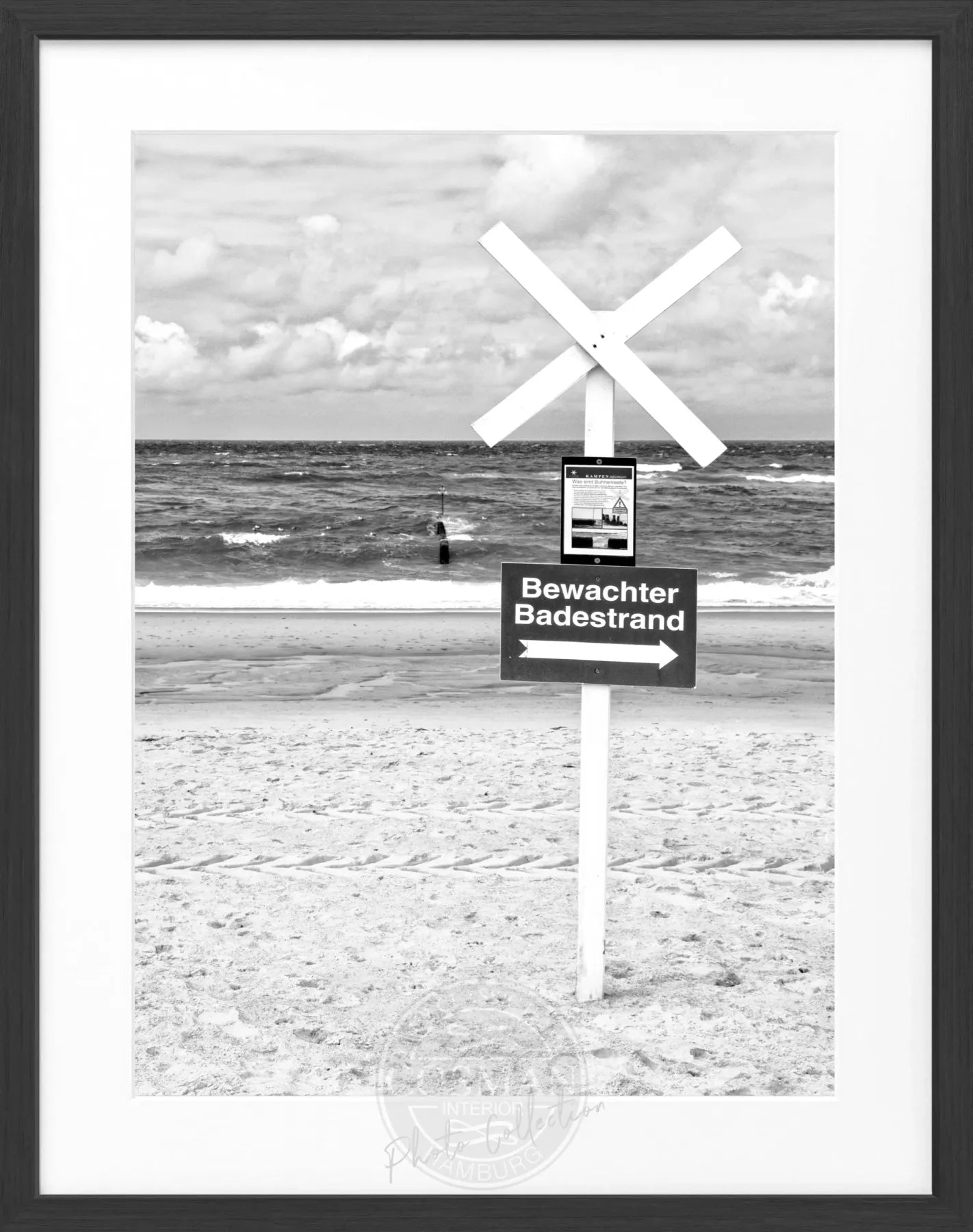 Schwarz-weiß Poster mit Rahmen, zeigt den bewachten Badestrand auf Sylt, von Cosman-Photocollection, 25x31 cm