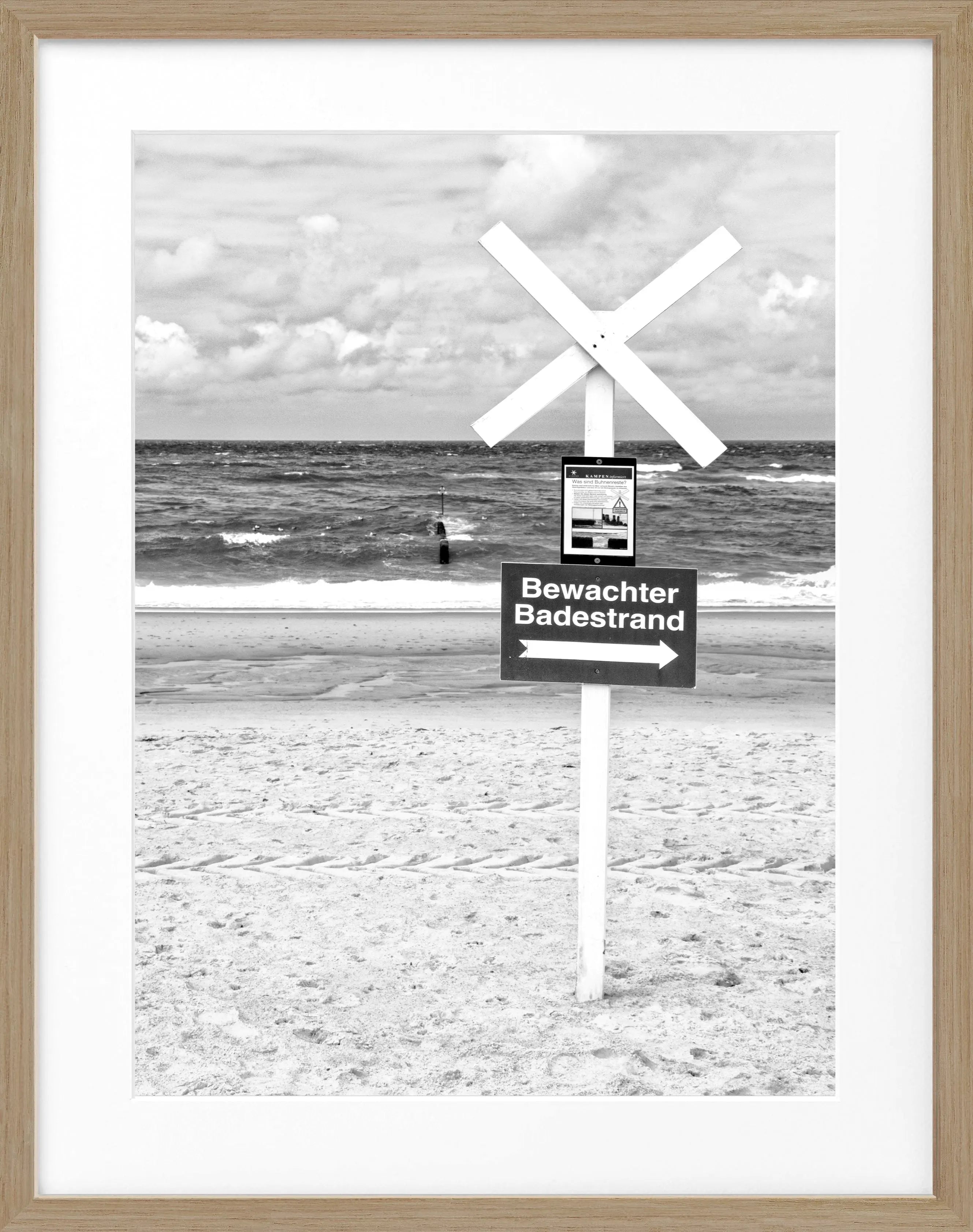 Schwarz-weiß Poster mit Rahmen, „Bewachter Badestrand“ auf Sylt, von Cosman-Photocollection, 25x31 cm, Meeres- und Strandmotiv