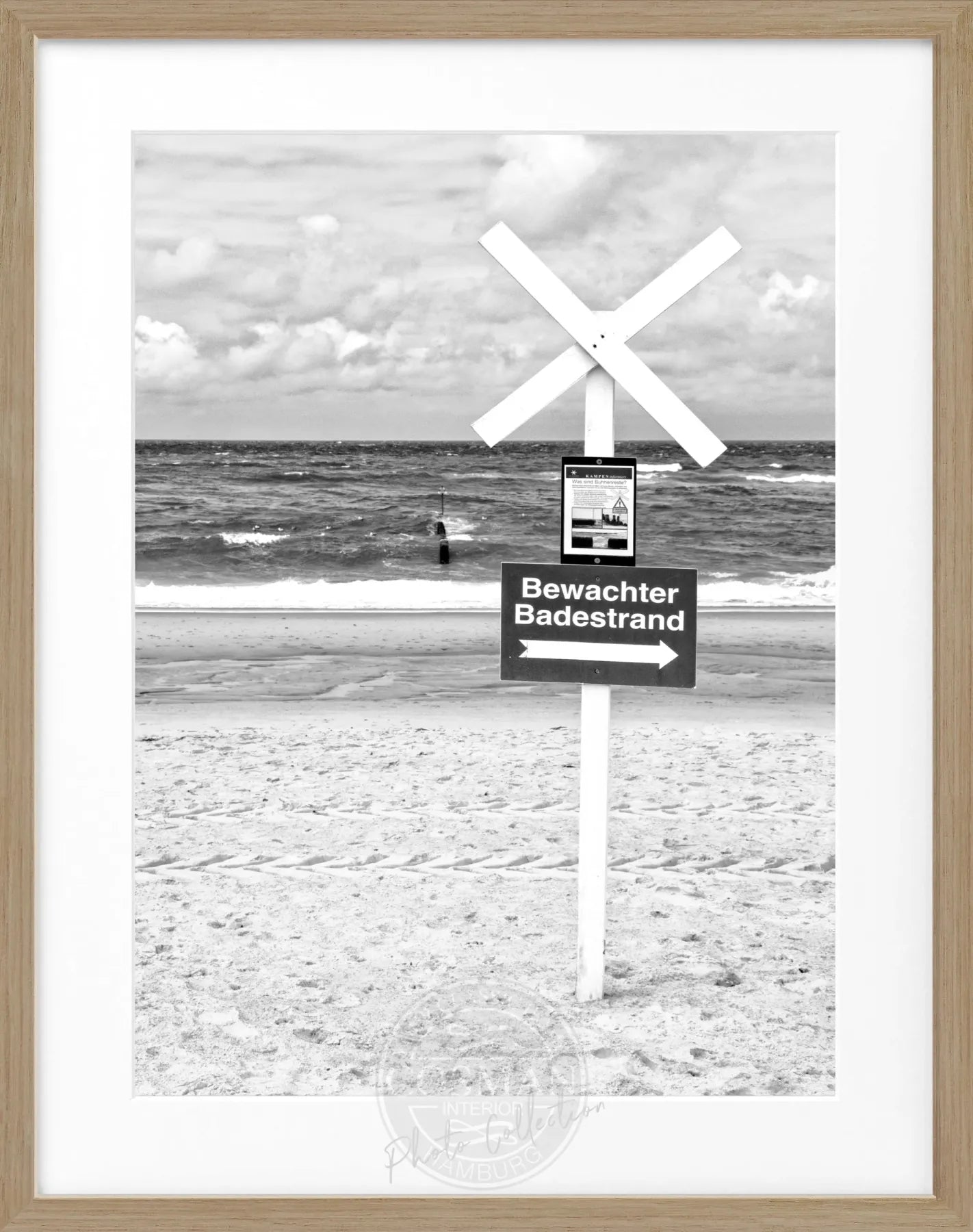 Schwarz-weiß Poster mit Rahmen, Bewachter Badestrand Sylt, von Cosman-Photocollection, 25x31cm, idyllische Strandszene