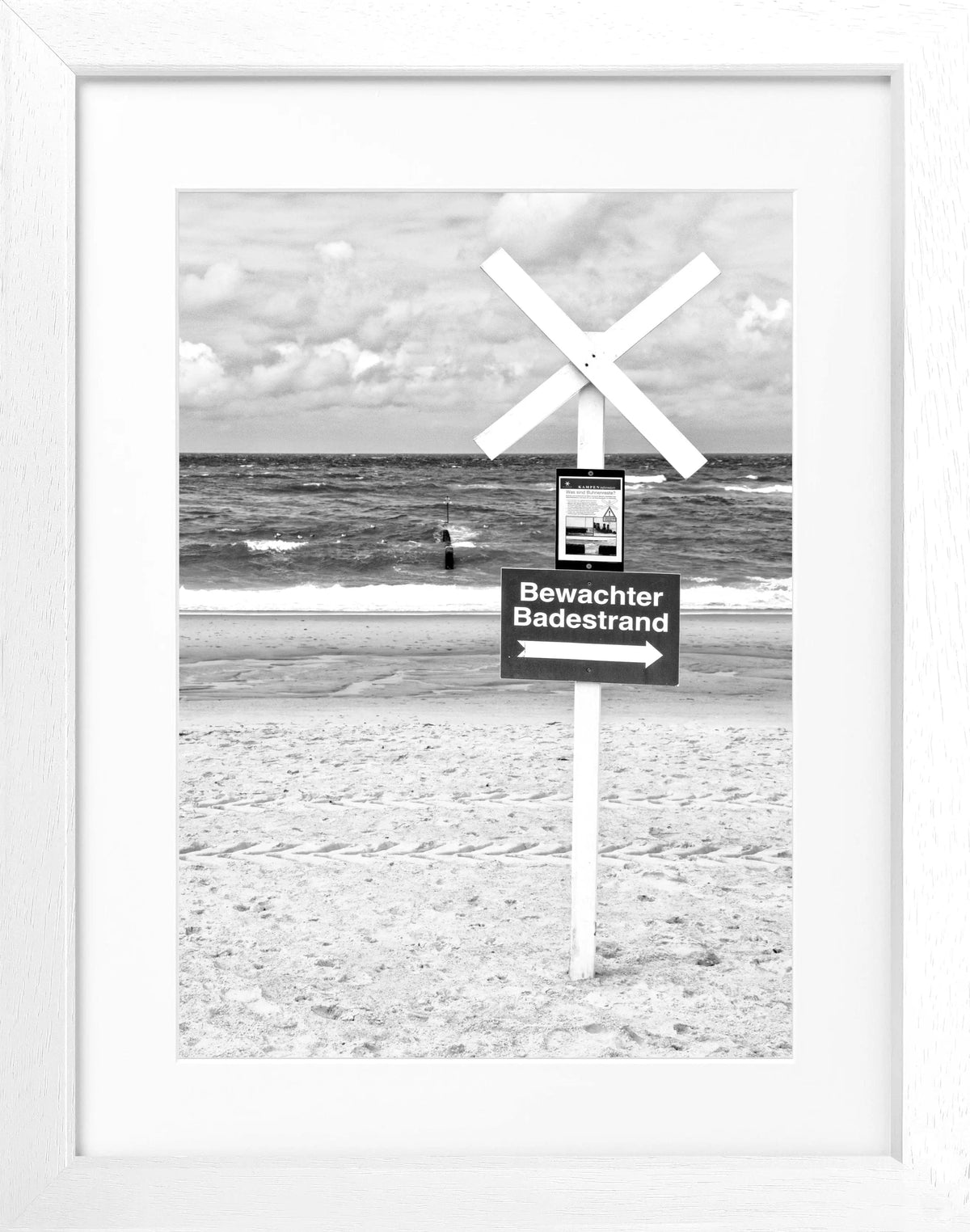 Schwarzes und weißes Poster mit Rahmen ’Bewachter Badestrand’ Sylt, 25x31cm, von Cosman-Photocollection, Strandmotiv.