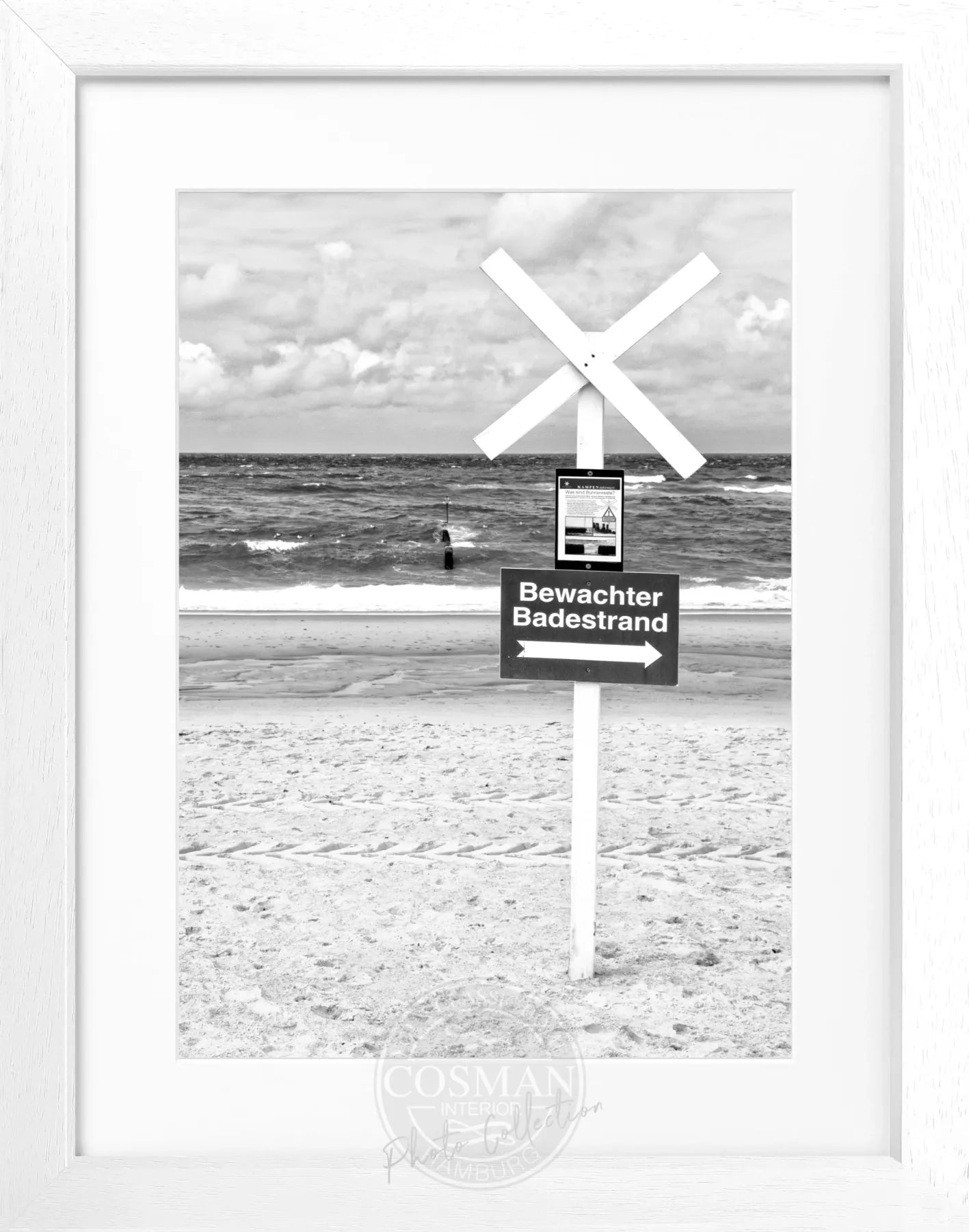 Schwarzes und weißes Poster mit Rahmen ’Bewachter Badestrand’ Sylt, 25x31cm, von Cosman-Photocollection, Strandmotiv.