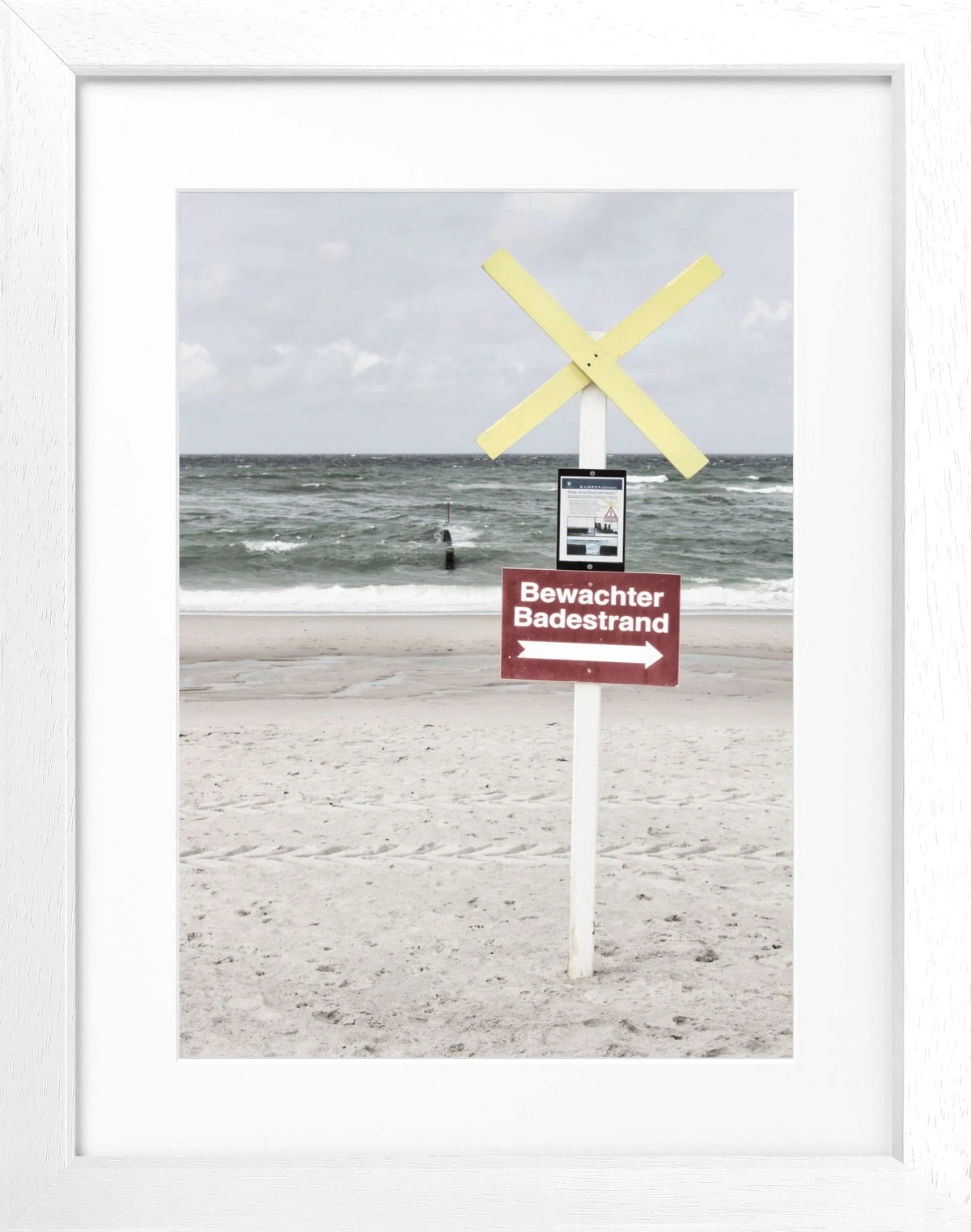 Schwarz-weiß Poster mit Rahmen, zeigt den bewachten Badestrand auf Sylt, von Cosman-Photocollection, Maße 25x31 cm