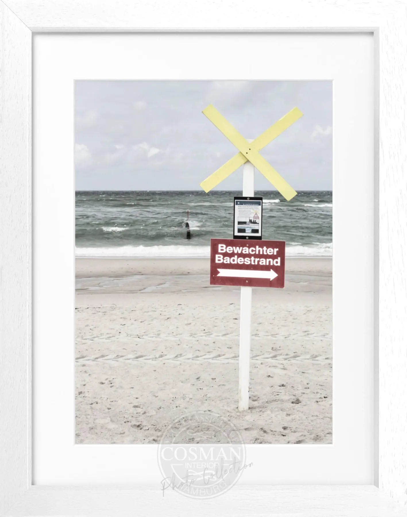 Schwarz-weiß Poster mit Rahmen, zeigt den bewachten Badestrand auf Sylt, von Cosman-Photocollection, Maße 25x31 cm