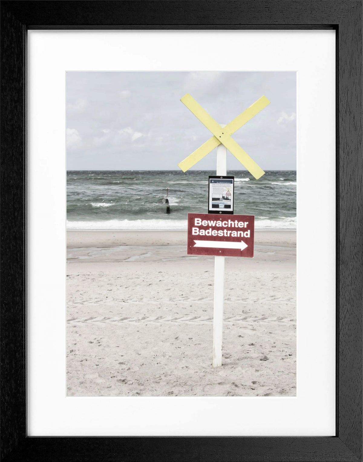Schwarz-weiß Poster mit Rahmen, bewachter Badestrand auf Sylt, von Cosman-Photocollection, 25x31 cm, maritimes Motiv
